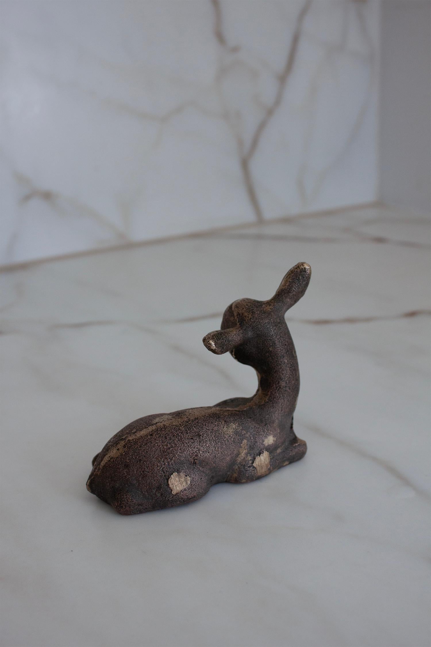 Escultura moderna escandinava de pequeño ciervo leonado de latón con aspecto patinado de bronce en Bastante bueno estado para la venta en Rümmingen, BW
