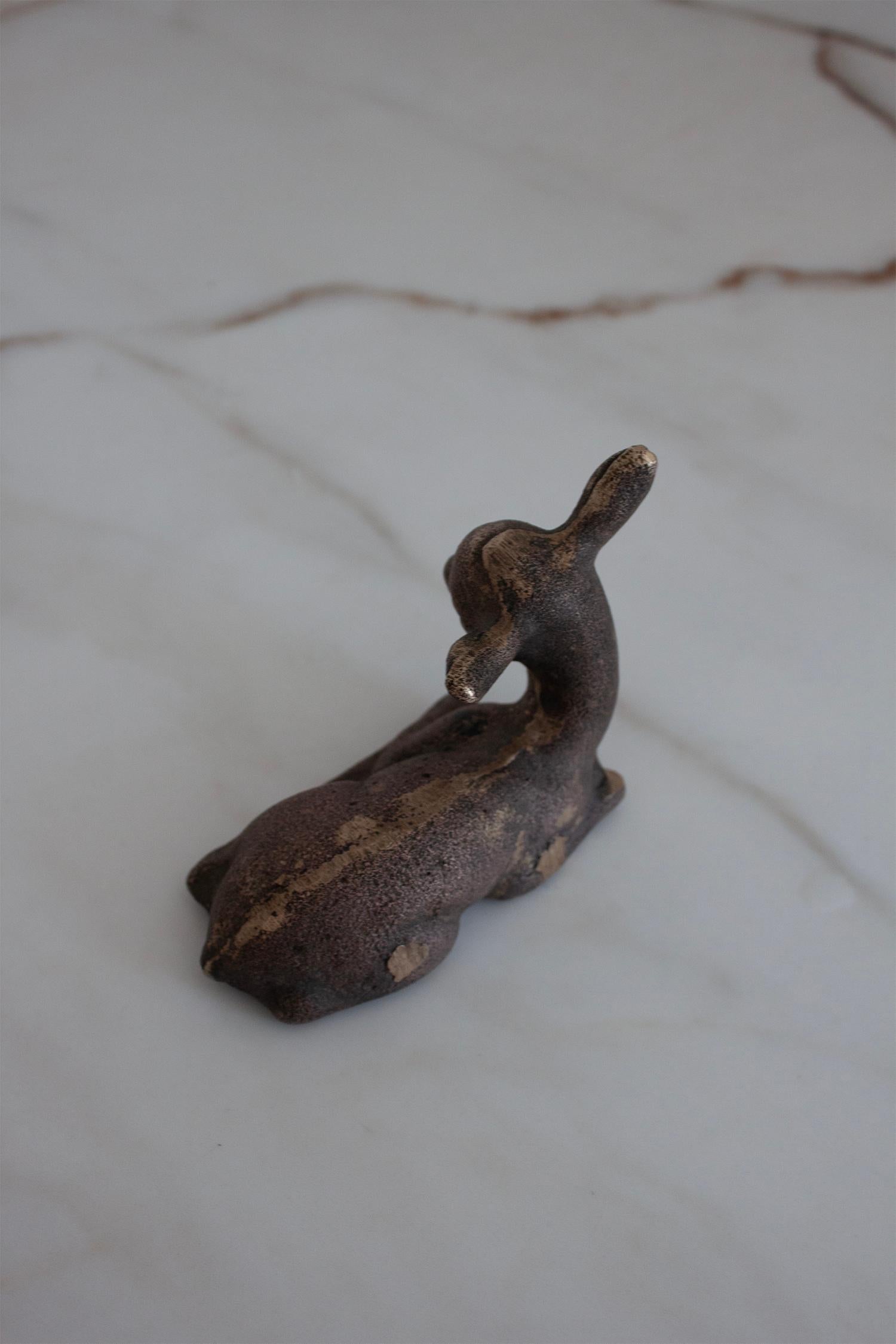 Escultura moderna escandinava de pequeño ciervo leonado de latón con aspecto patinado de bronce siglo XX en venta