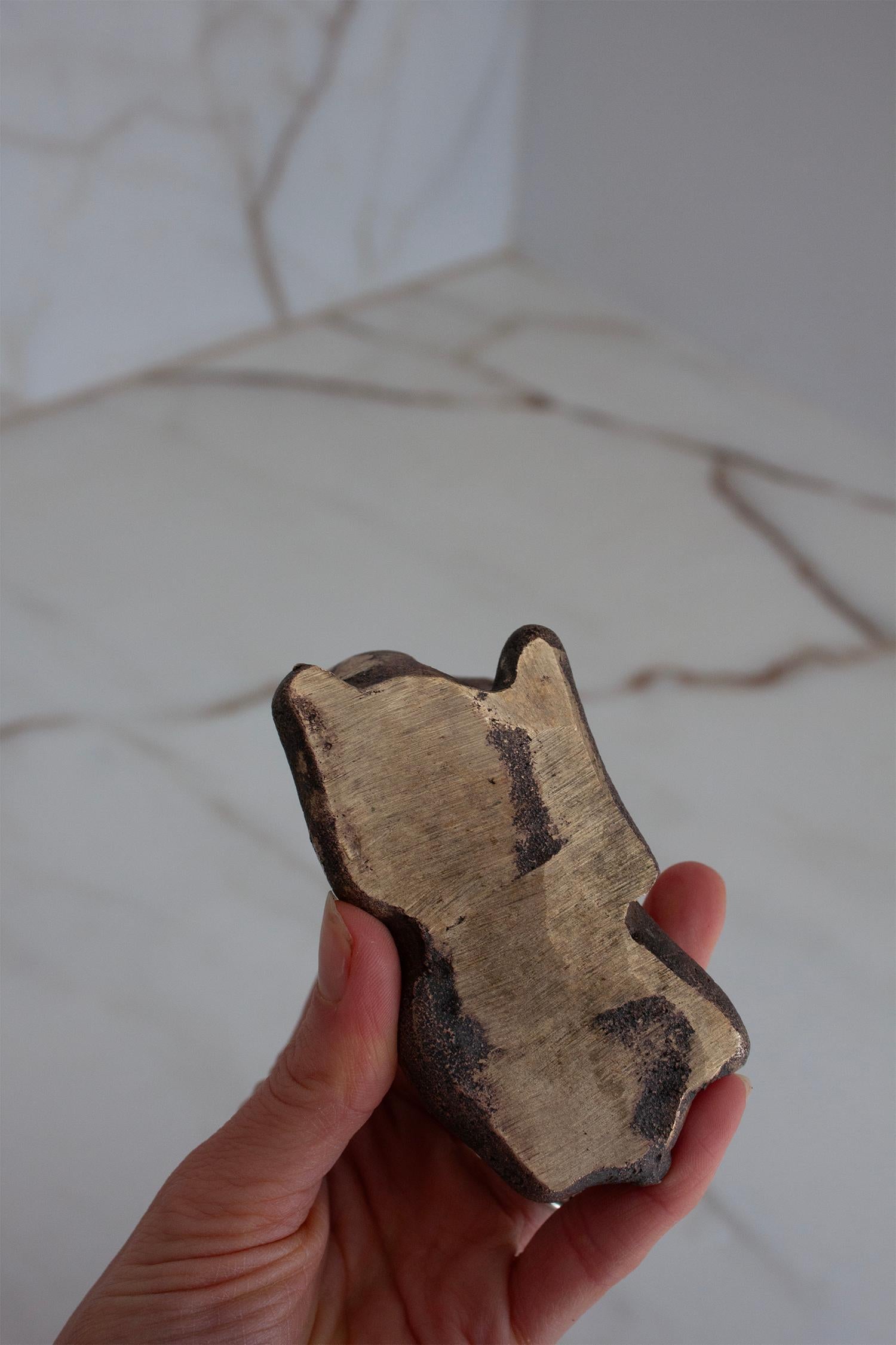 Escultura moderna escandinava de pequeño ciervo leonado de latón con aspecto patinado de bronce Latón en venta