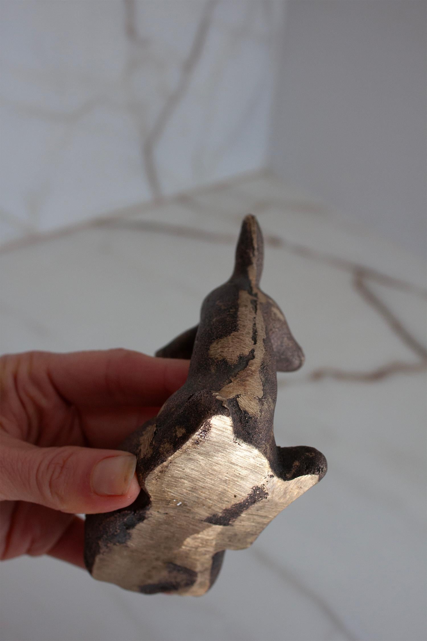 Escultura moderna escandinava de pequeño ciervo leonado de latón con aspecto patinado de bronce en venta 1