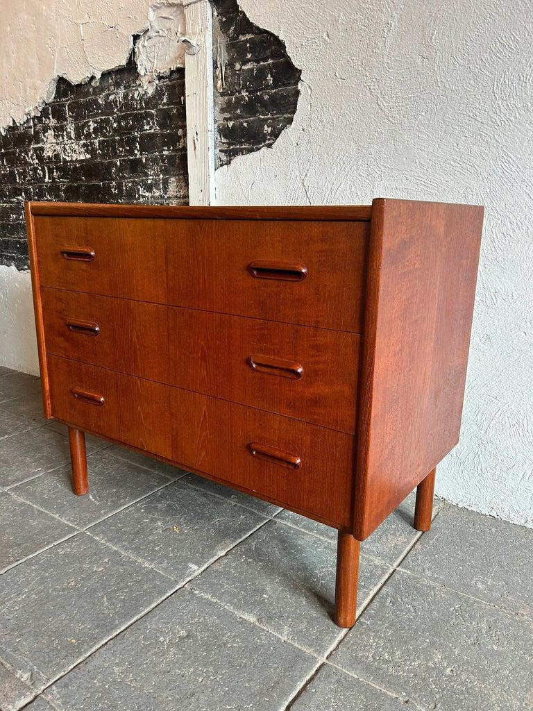 Mid-Century Modern Petite commode basse en teck à 3 tiroirs The Moderns made in Norway by Ganddal en vente