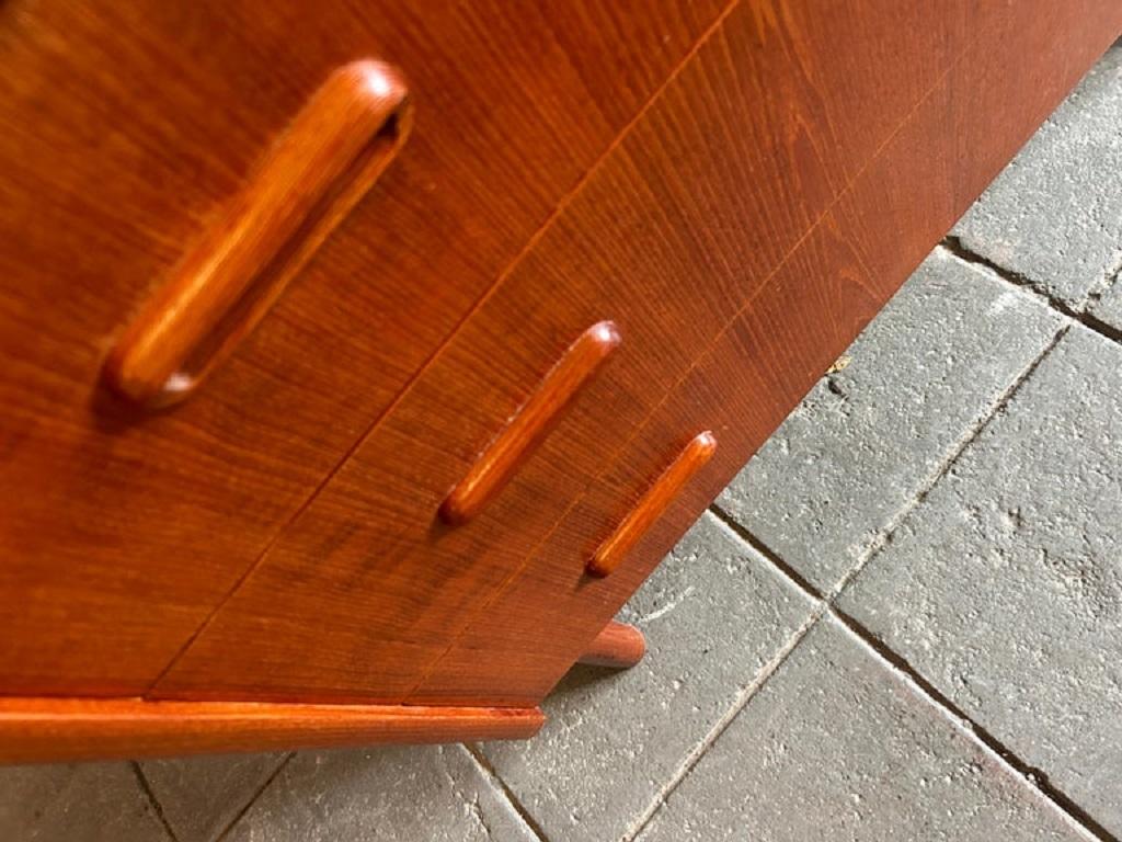Norvégien Petite commode basse en teck à 3 tiroirs The Moderns made in Norway by Ganddal en vente