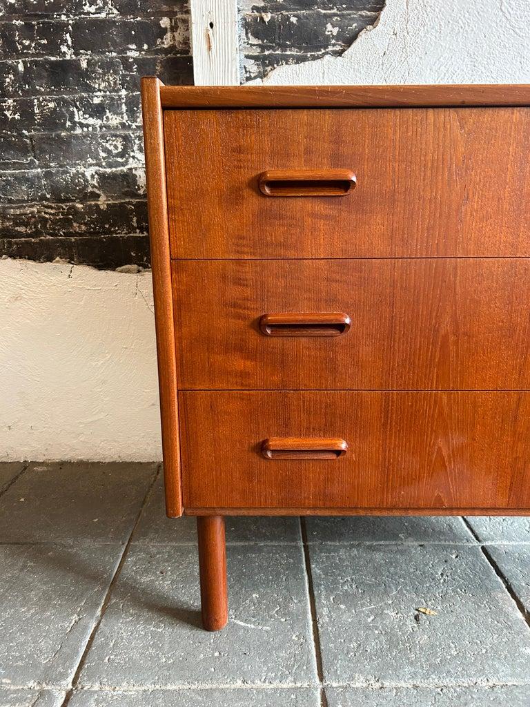 Travail du bois Petite commode basse en teck à 3 tiroirs The Moderns made in Norway by Ganddal en vente
