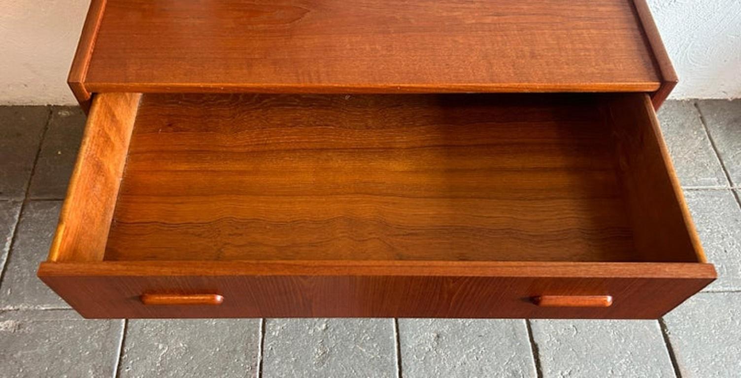 Milieu du XXe siècle Petite commode basse en teck à 3 tiroirs The Moderns made in Norway by Ganddal en vente