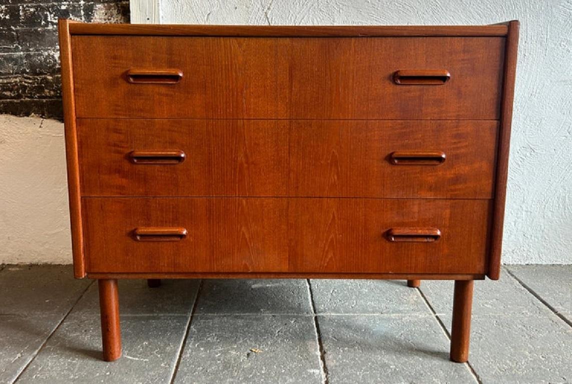 Teck Petite commode basse en teck à 3 tiroirs The Moderns made in Norway by Ganddal en vente