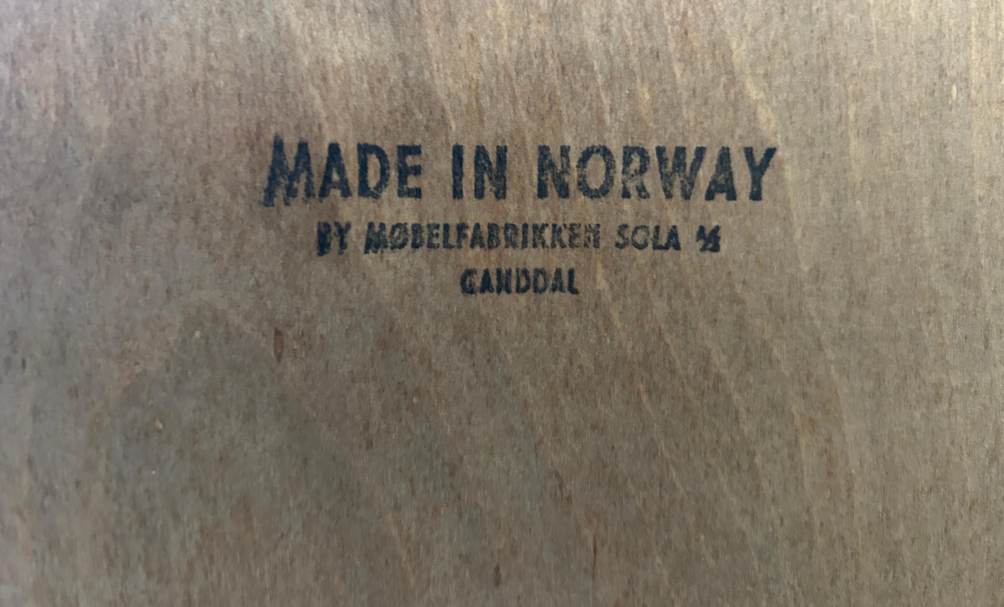 Skandinavische moderne niedrige Kommode aus Teakholz mit 3 Schubladen, hergestellt in Norwegen von Ganddal im Angebot 2