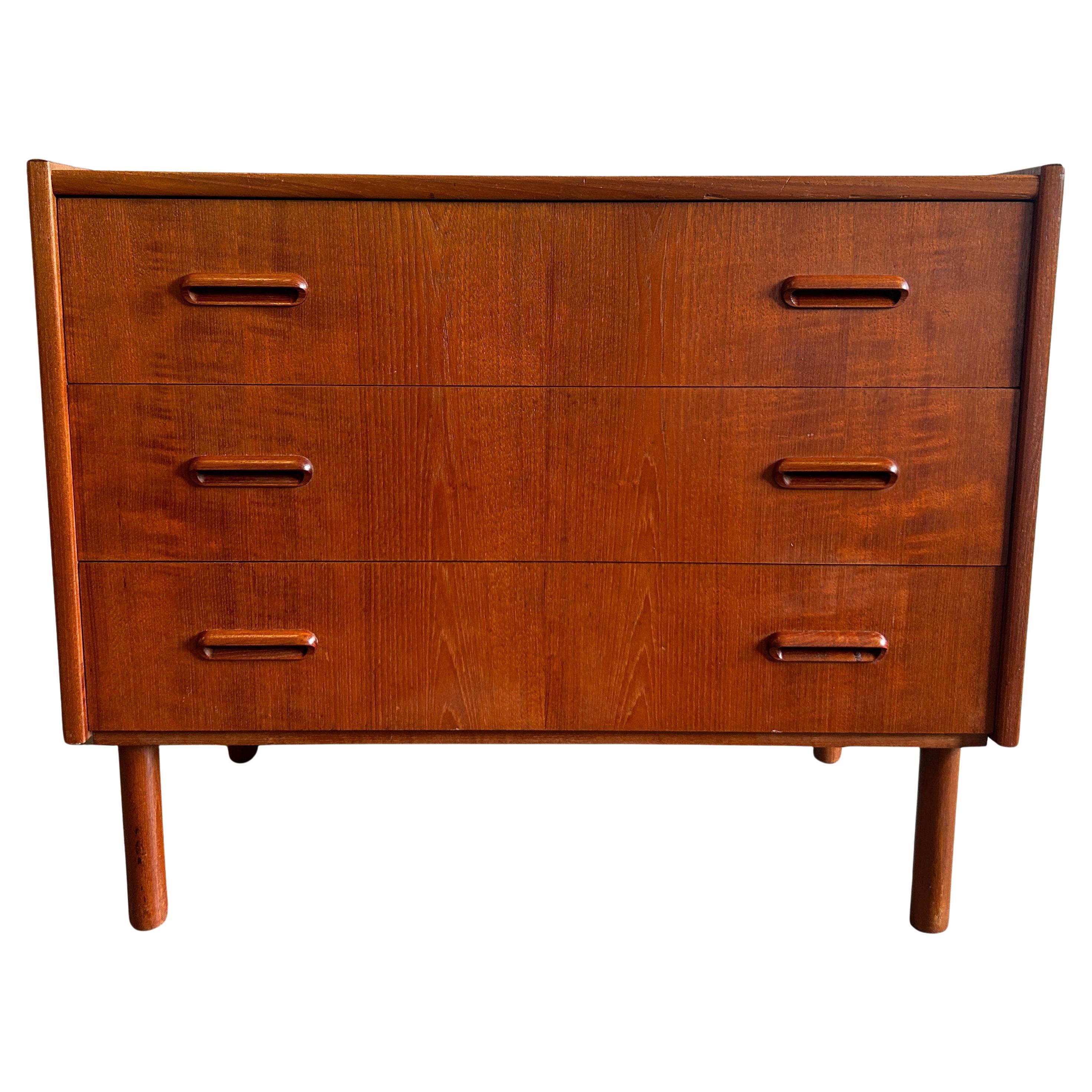 Petite commode basse en teck à 3 tiroirs The Moderns made in Norway by Ganddal en vente