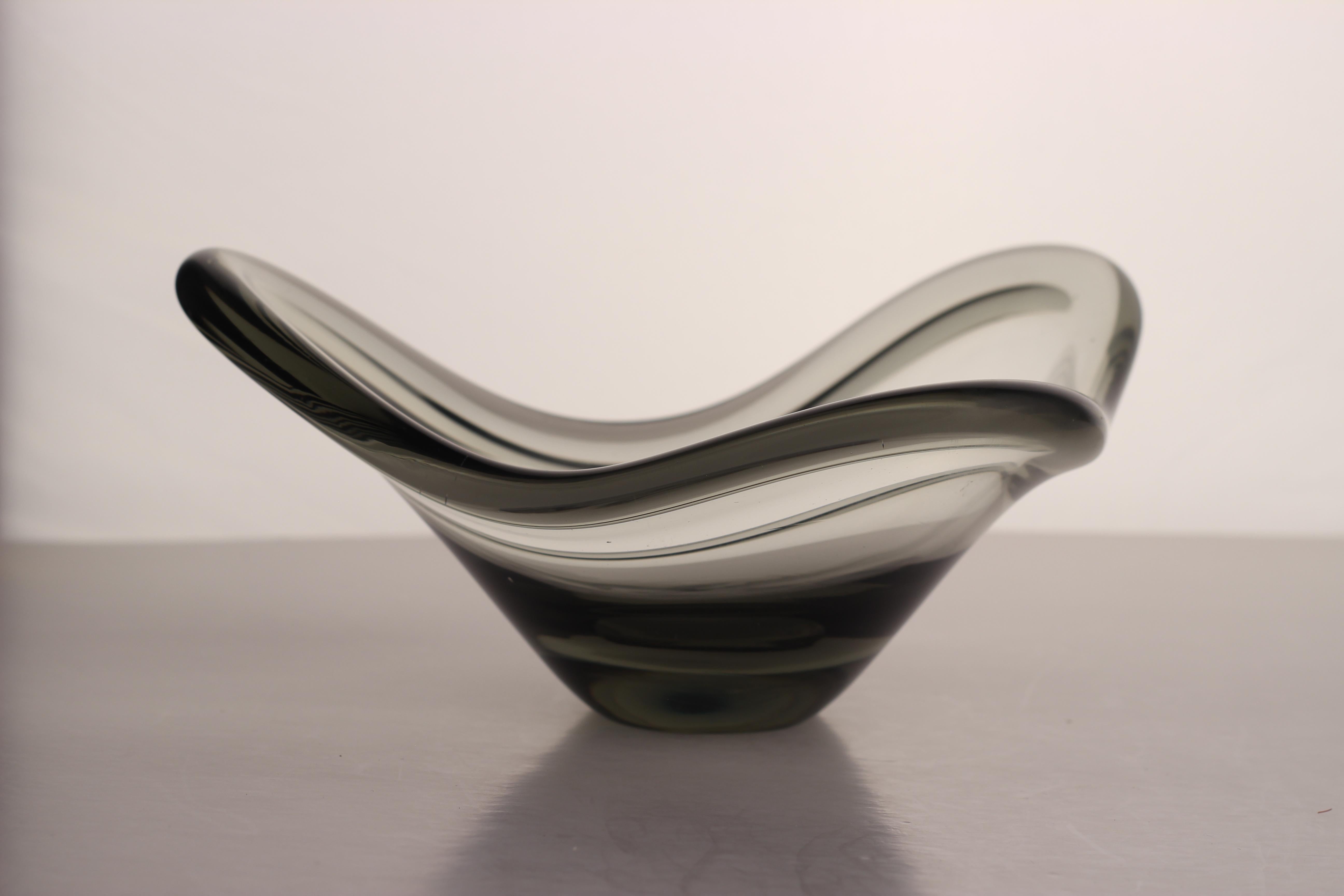 Cuenco escandinavo moderno de cristal gris humo, Per Lütken 