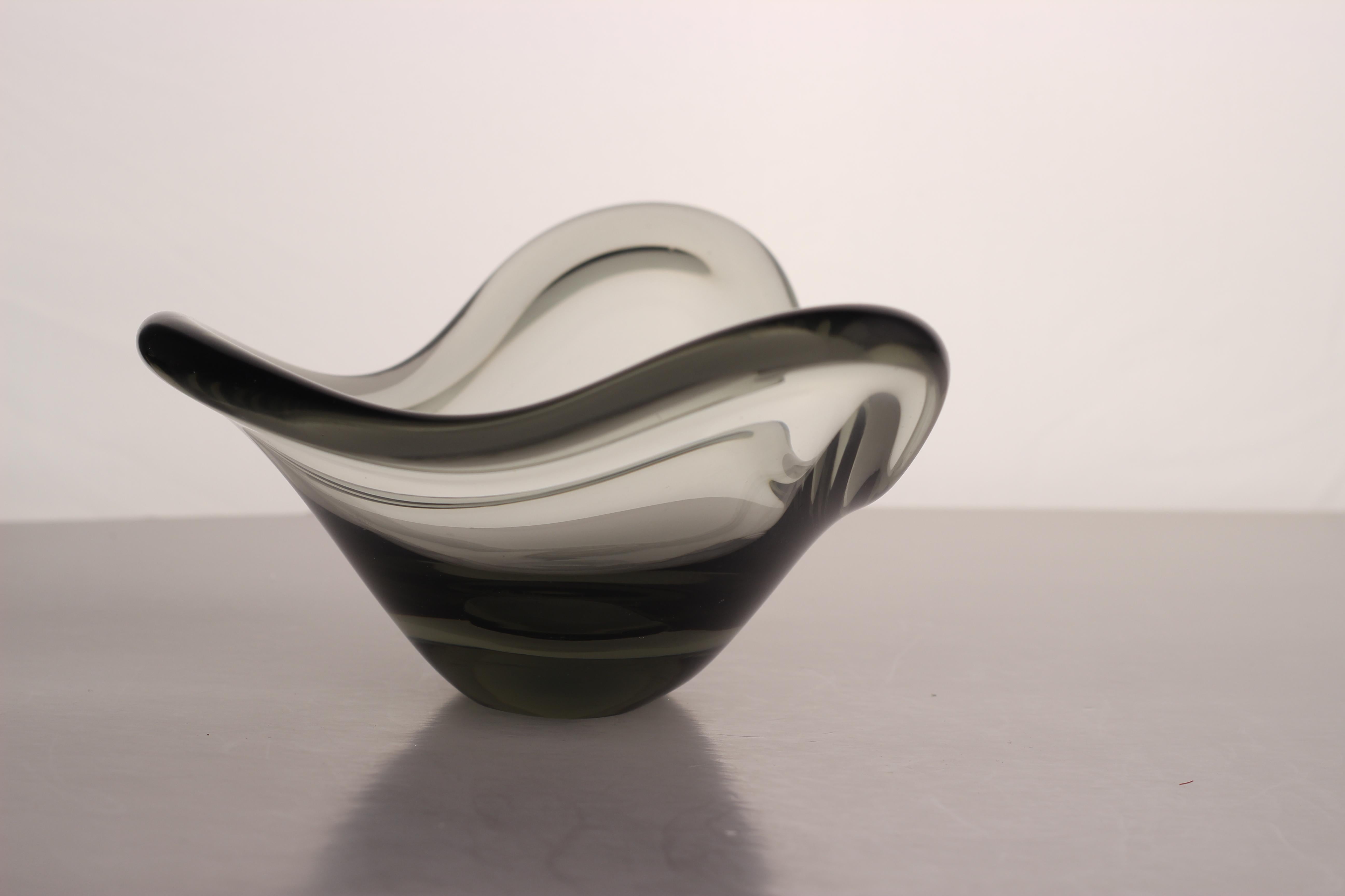 Cuenco escandinavo moderno de cristal gris humo, Per Lütken 