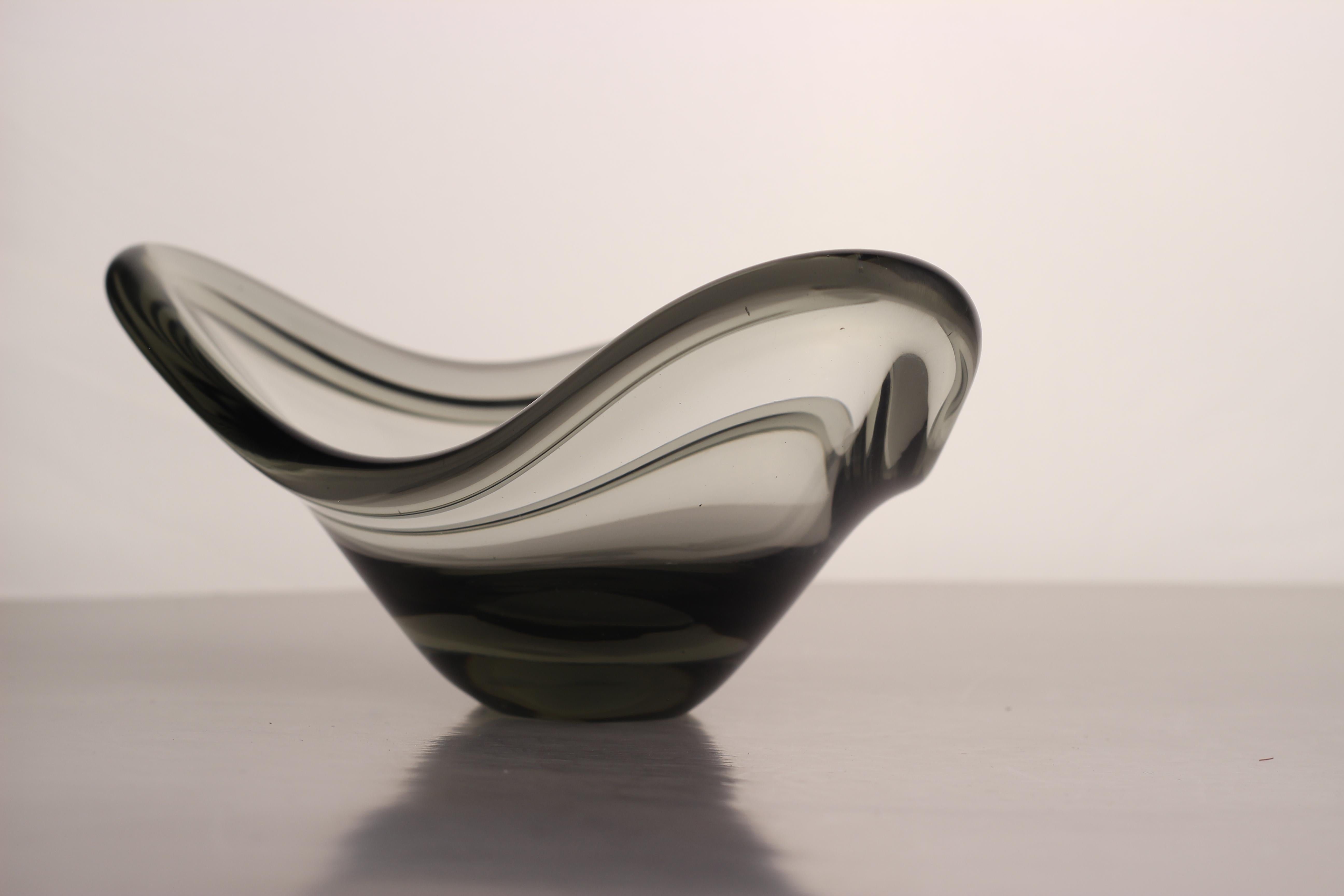 Cuenco escandinavo moderno de cristal gris humo, Per Lütken 