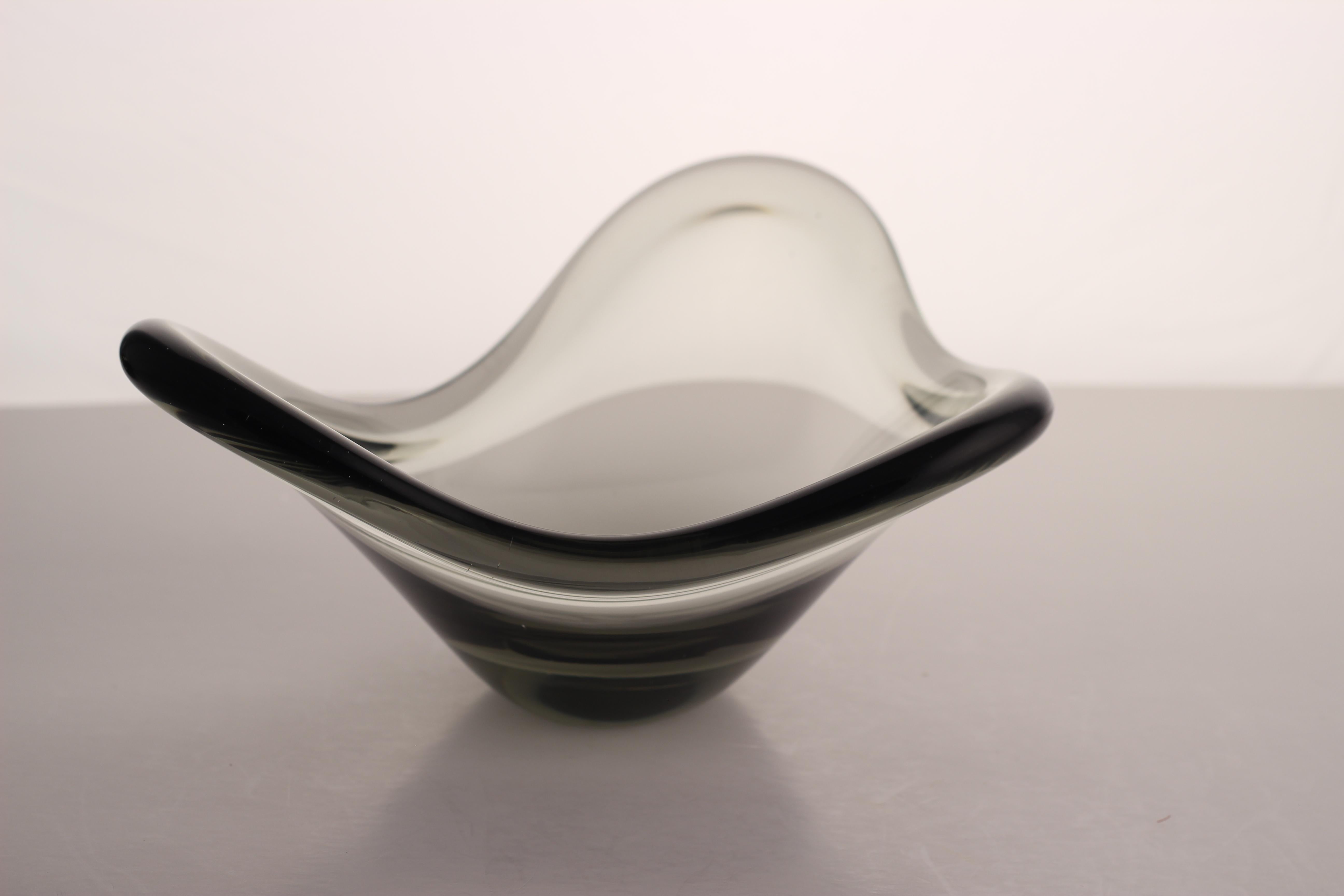 Cuenco escandinavo moderno de cristal gris humo, Per Lütken 
