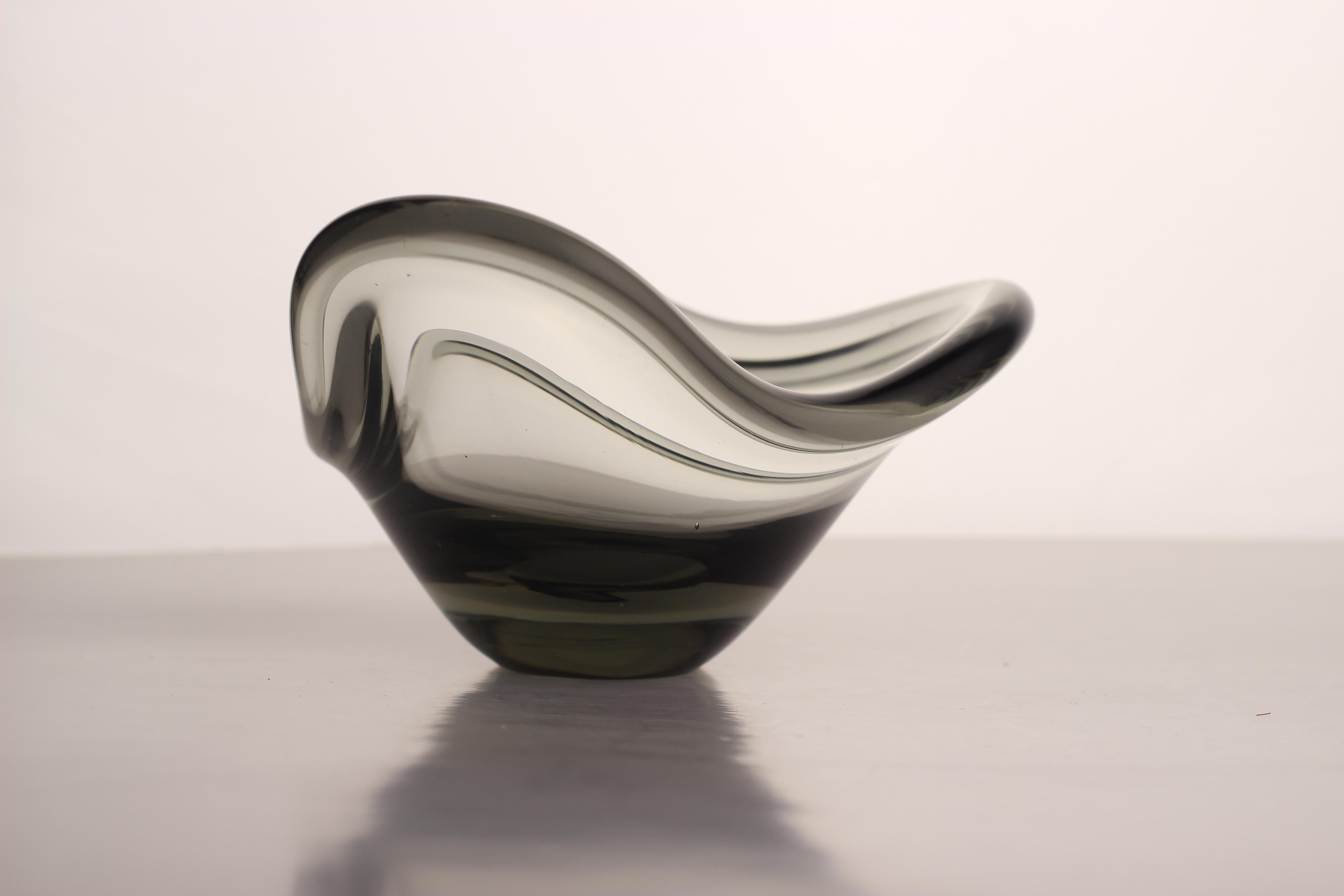 Cuenco escandinavo moderno de cristal gris humo, Per Lütken 