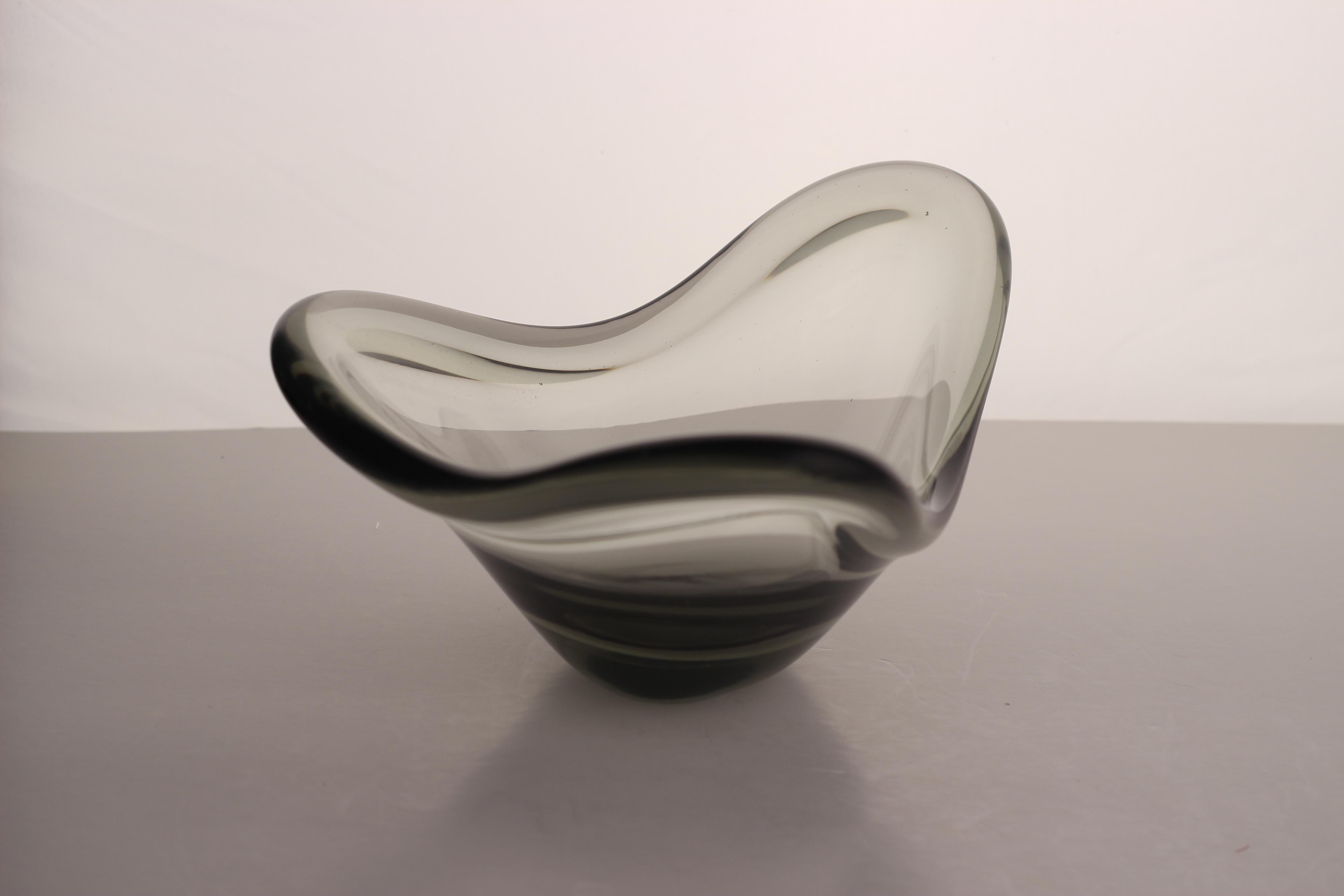 Cuenco escandinavo moderno de cristal gris humo, Per Lütken 