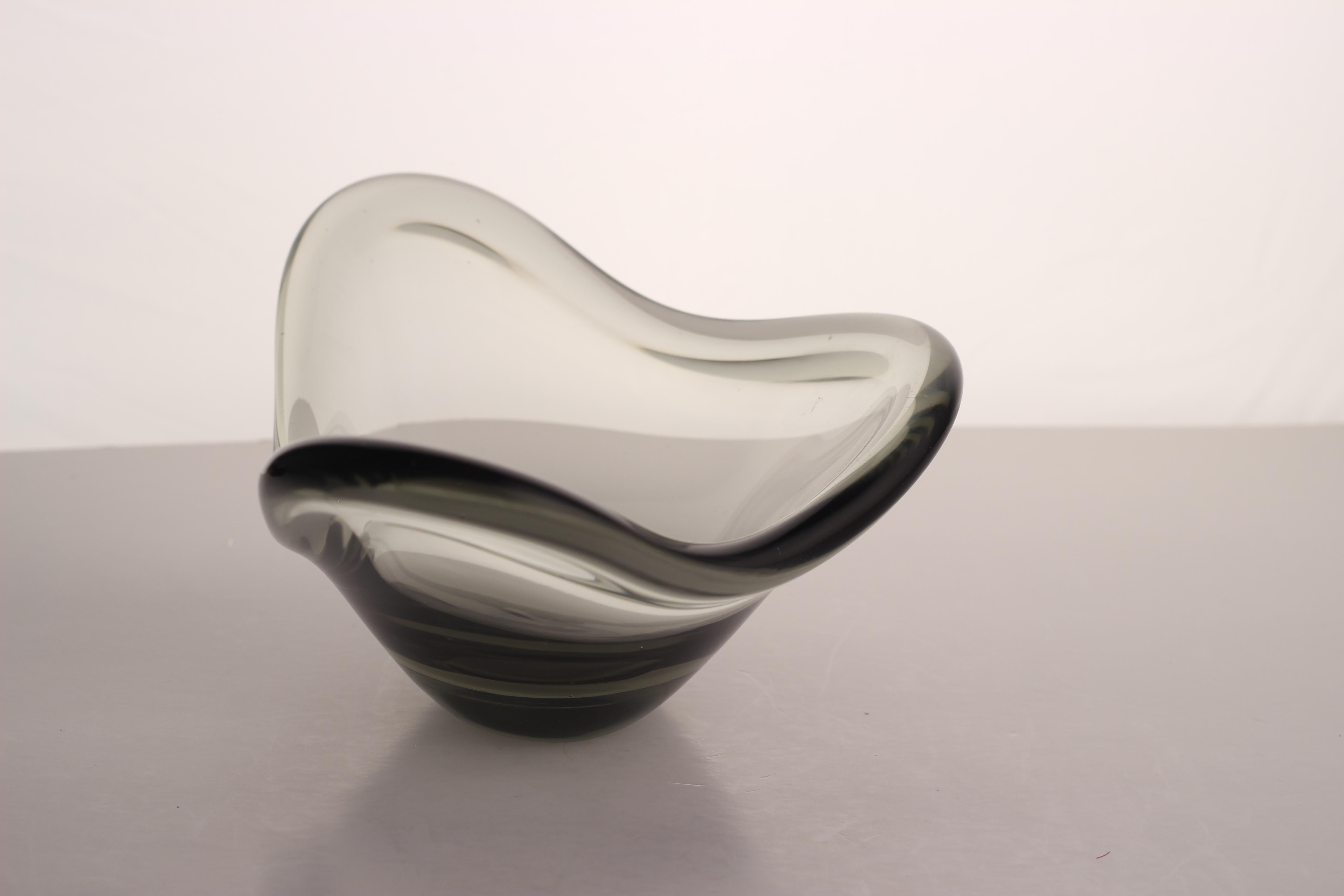 Cuenco escandinavo moderno de cristal gris humo, Per Lütken 