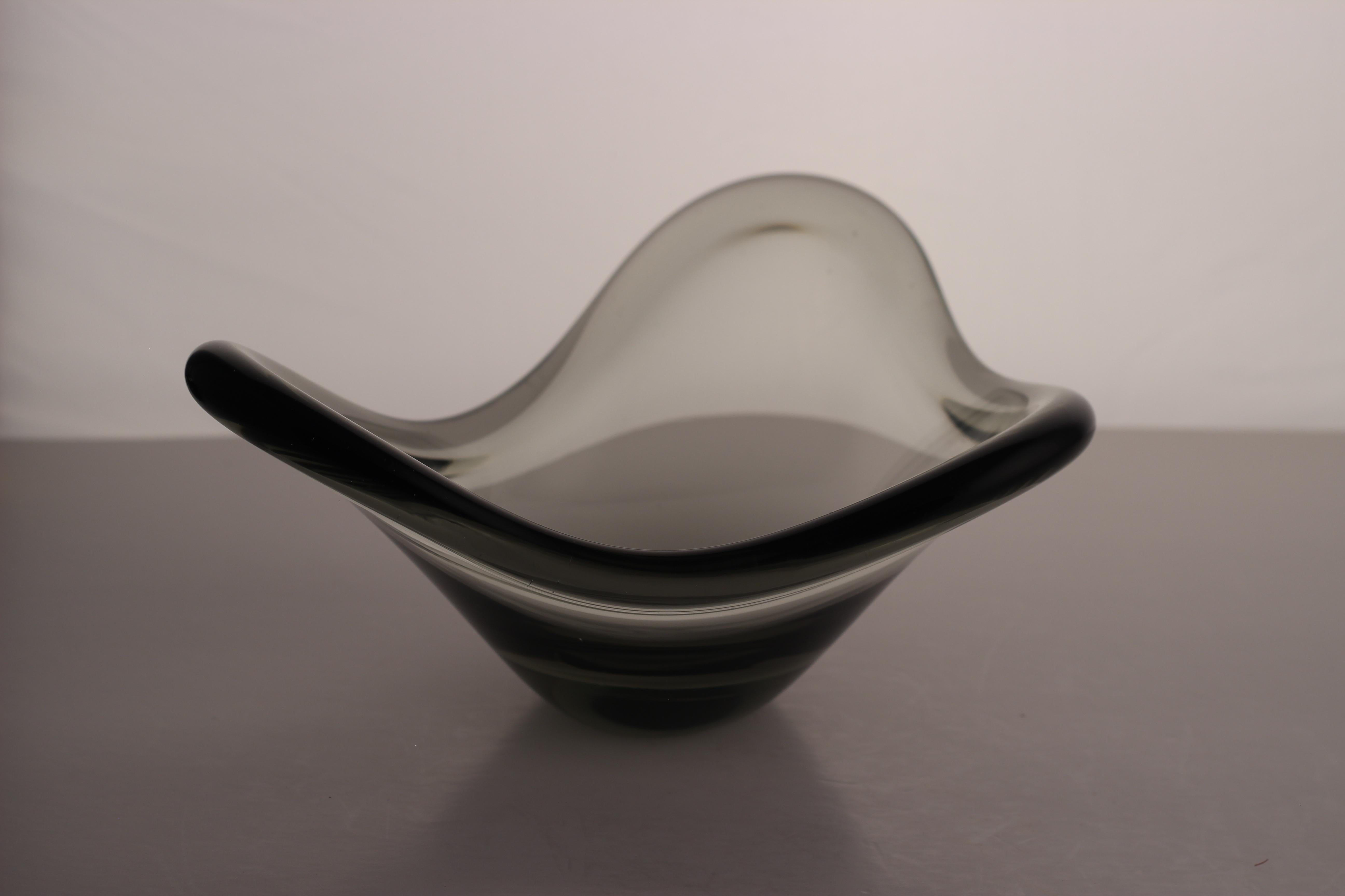 Cuenco escandinavo moderno de cristal gris humo, Per Lütken 