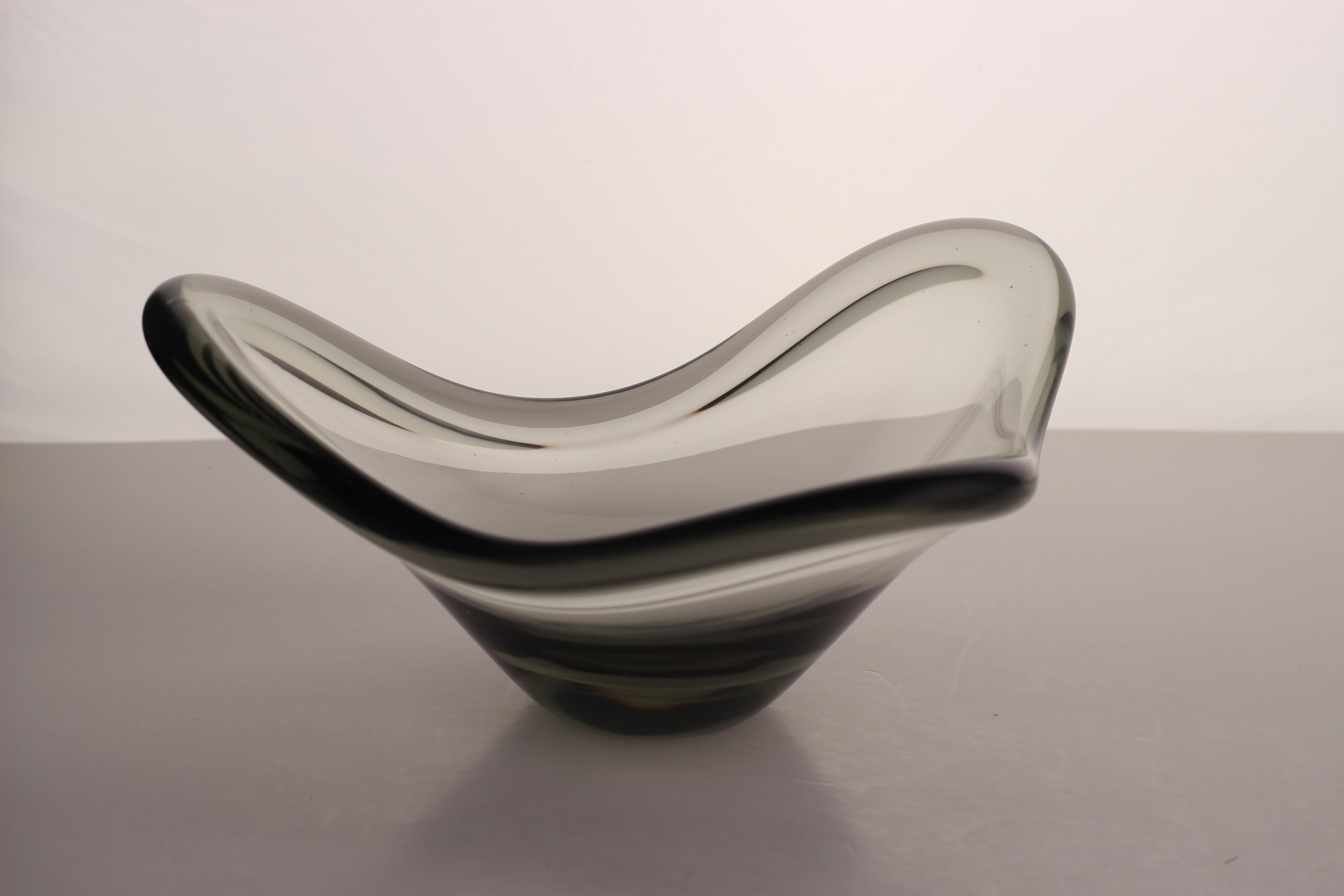 Cuenco escandinavo moderno de cristal gris humo, Per Lütken 