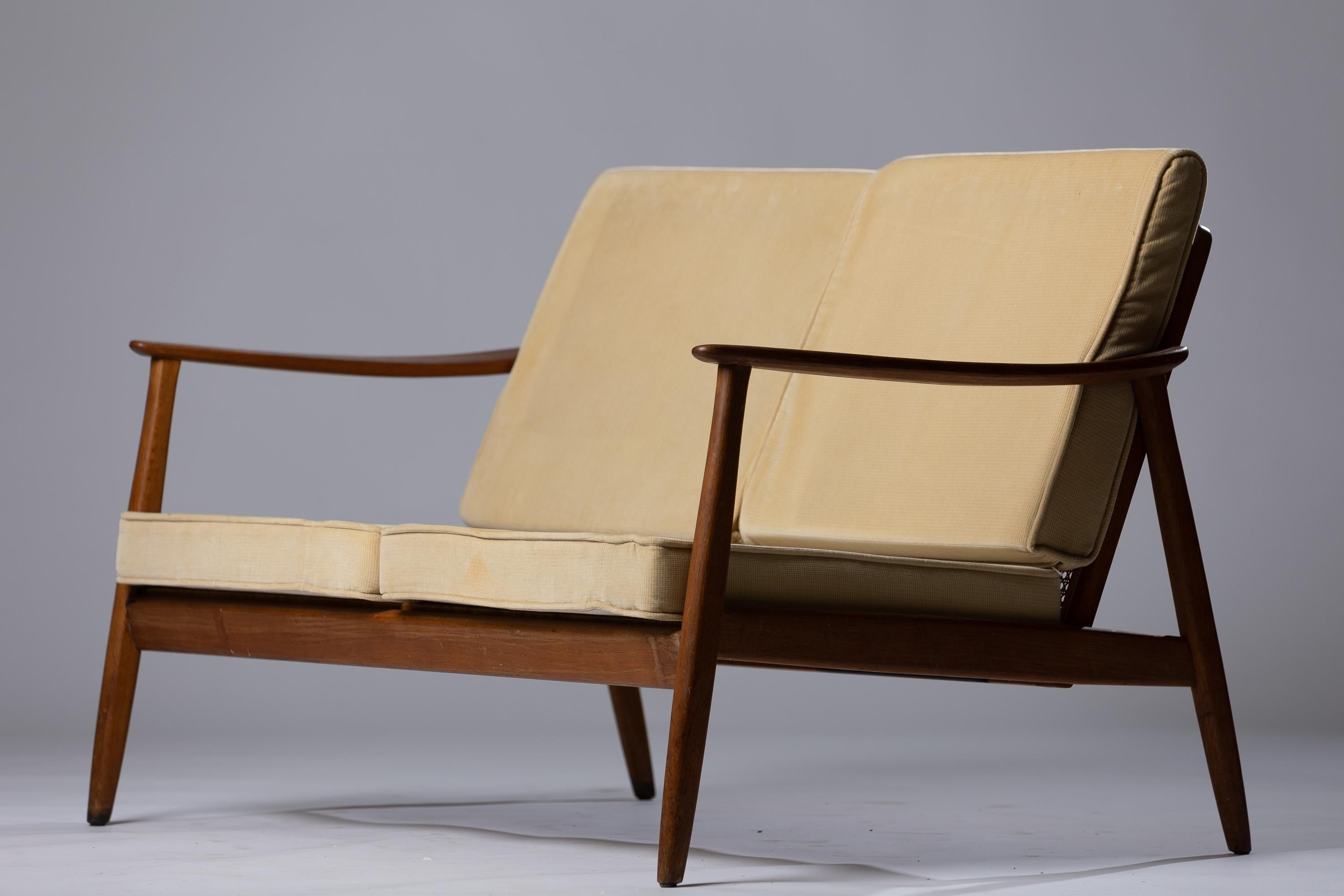 Peppen Sie Ihre Einrichtung mit dem exquisiten Scandinavian Modern Sofa auf, das Folke Ohlsson für Dux entworfen hat. Dieses ikonische Stück aus Rattan und Teakholz verkörpert perfekt die Essenz des Designs der Jahrhundertmitte und verbindet Form