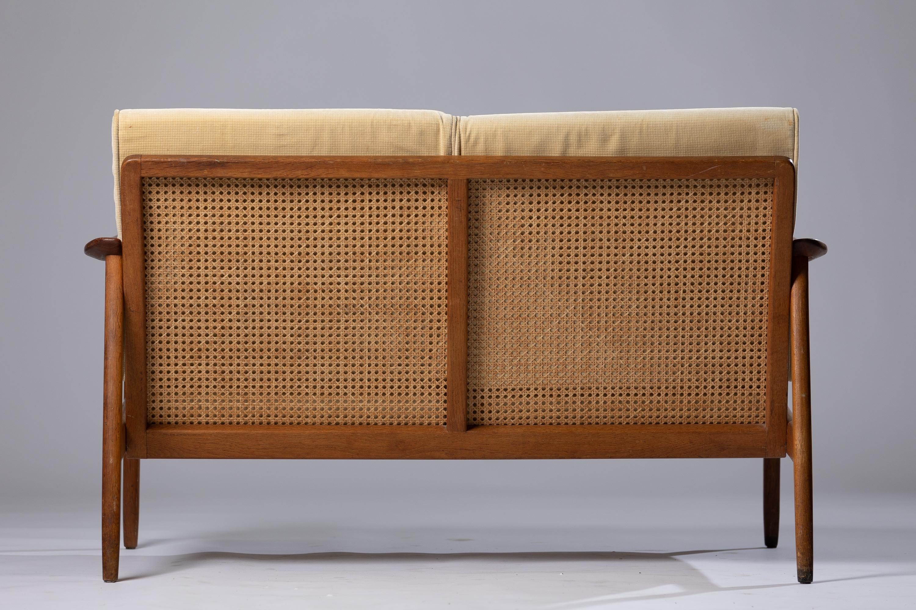 Skandinavisches modernes Sofa von Folke Ohlsson aus Rattan und Teakholz (Mitte des 20. Jahrhunderts) im Angebot