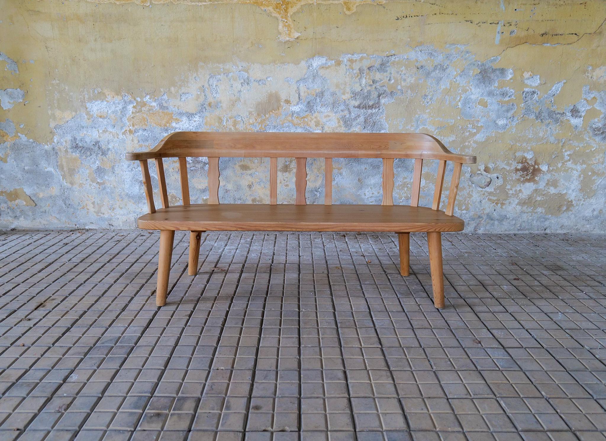 This simple yet complex soild pine sofa was created and maufactrued in Norway. 

Good vintage condition, small marks and the seat with trace of wear. 

Dimensions: length 150, width 51, seat height 39.5, backrest 72 cm.