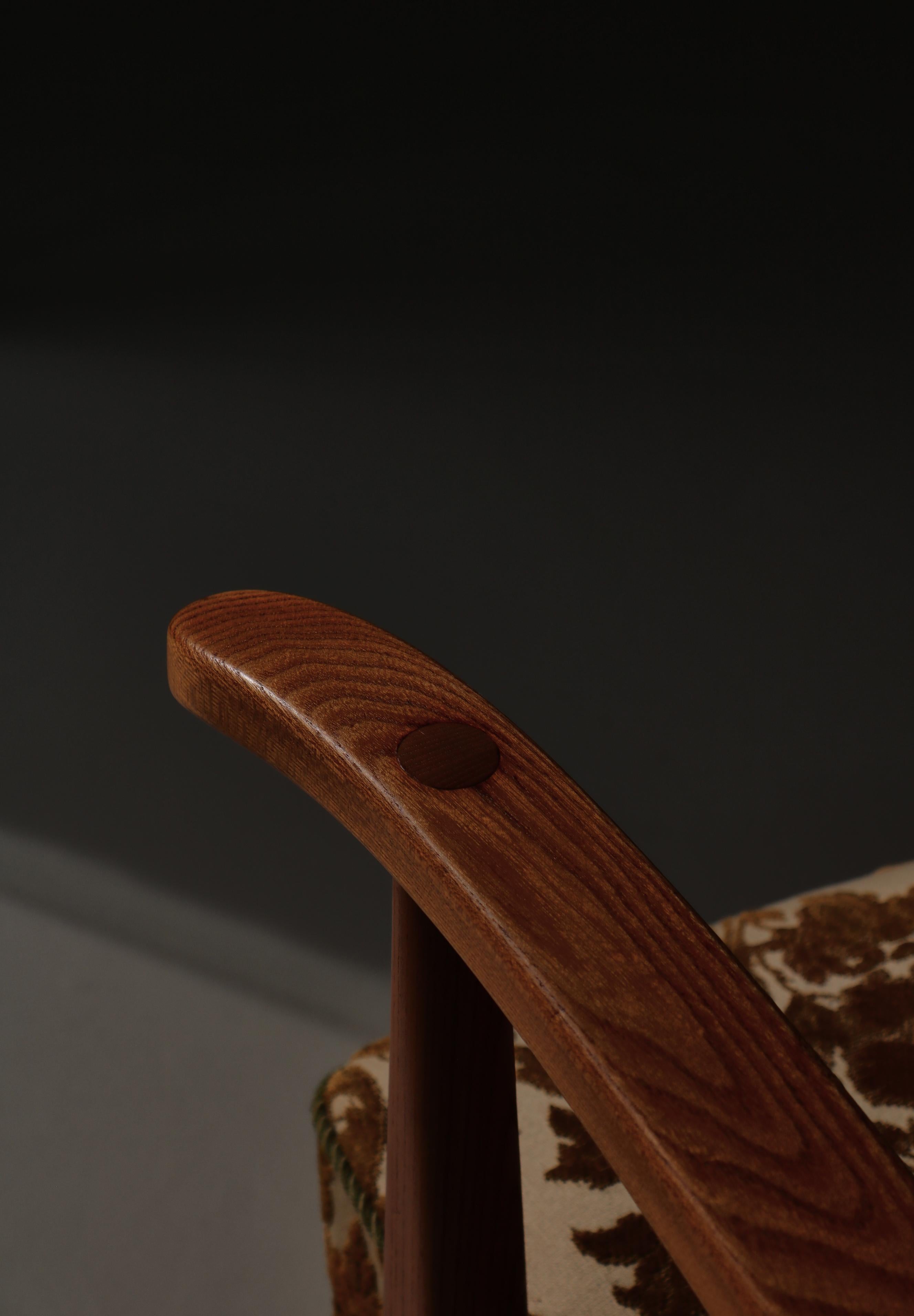 Scandinavian Modern Sofa Model 