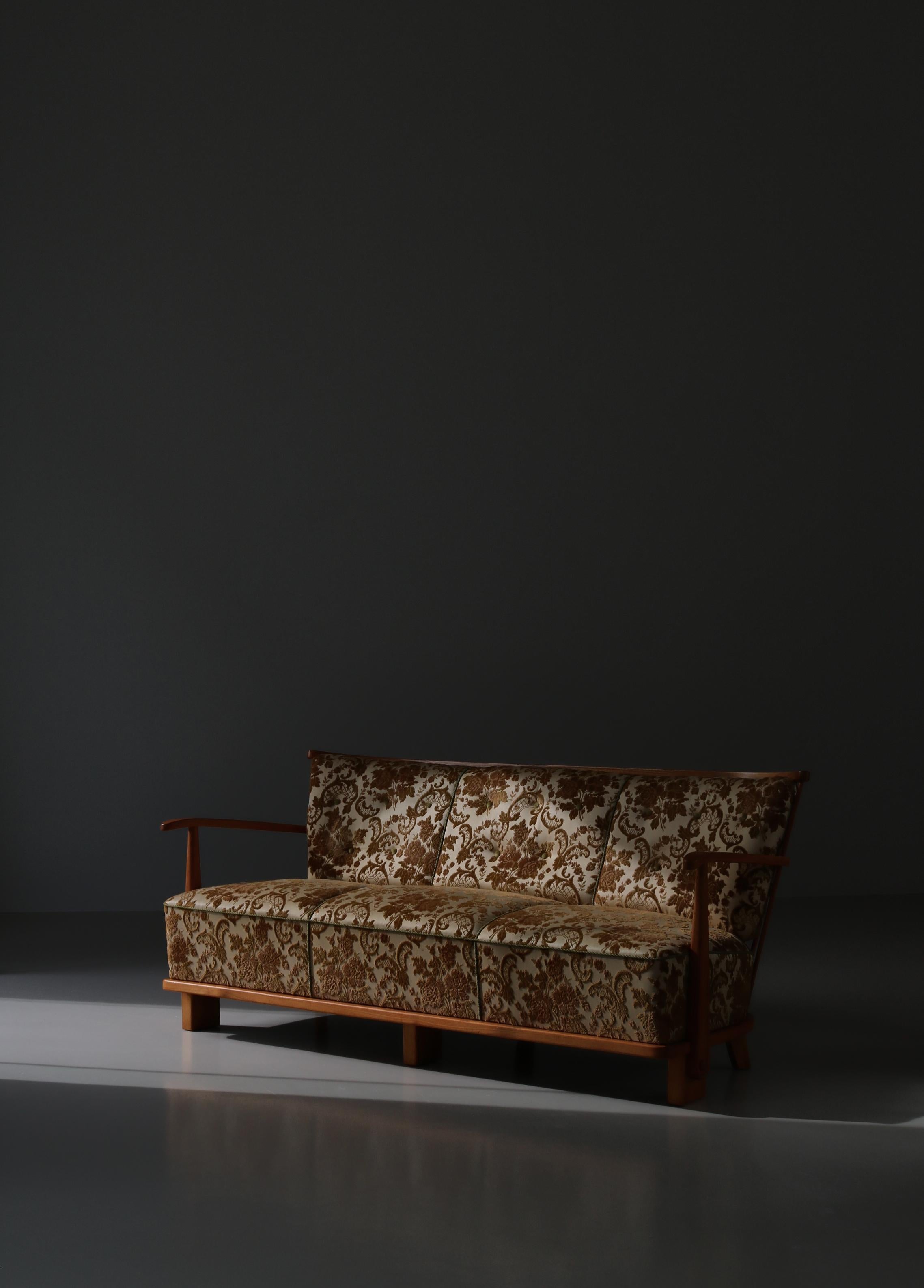 Scandinavian Modern Sofa Model 
