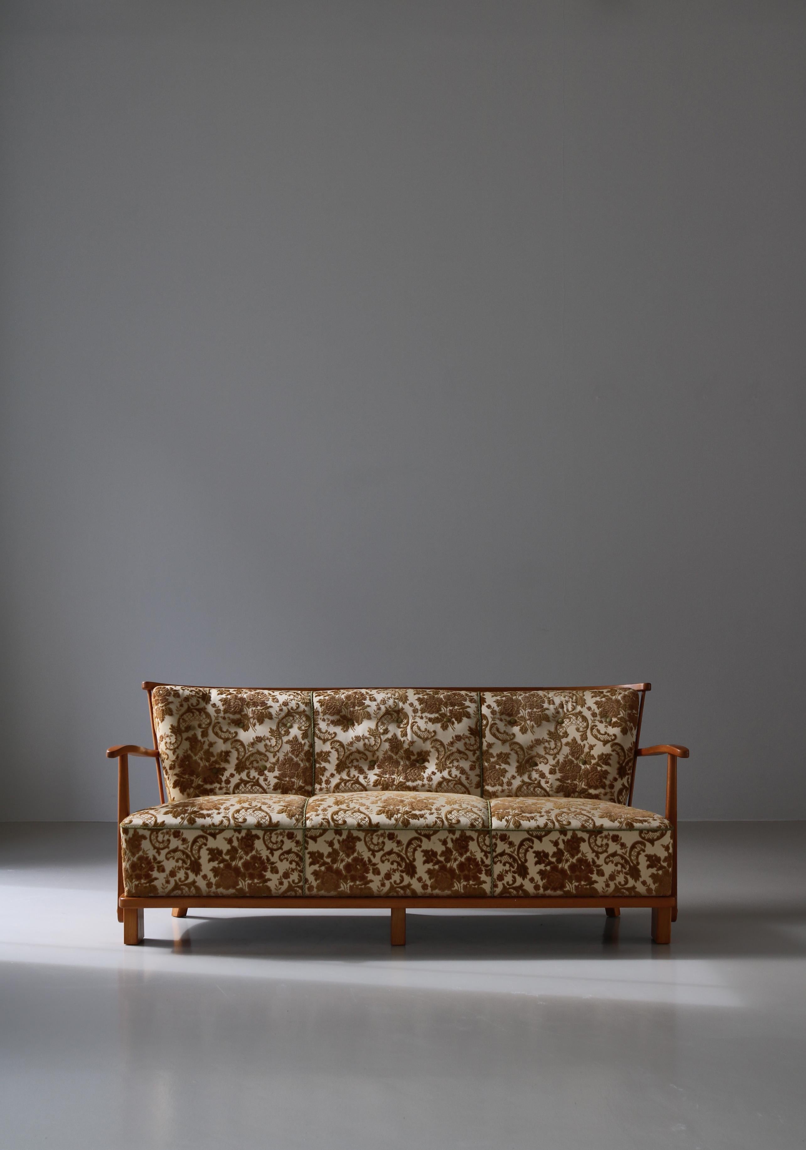 Scandinavian Modern Sofa Model 