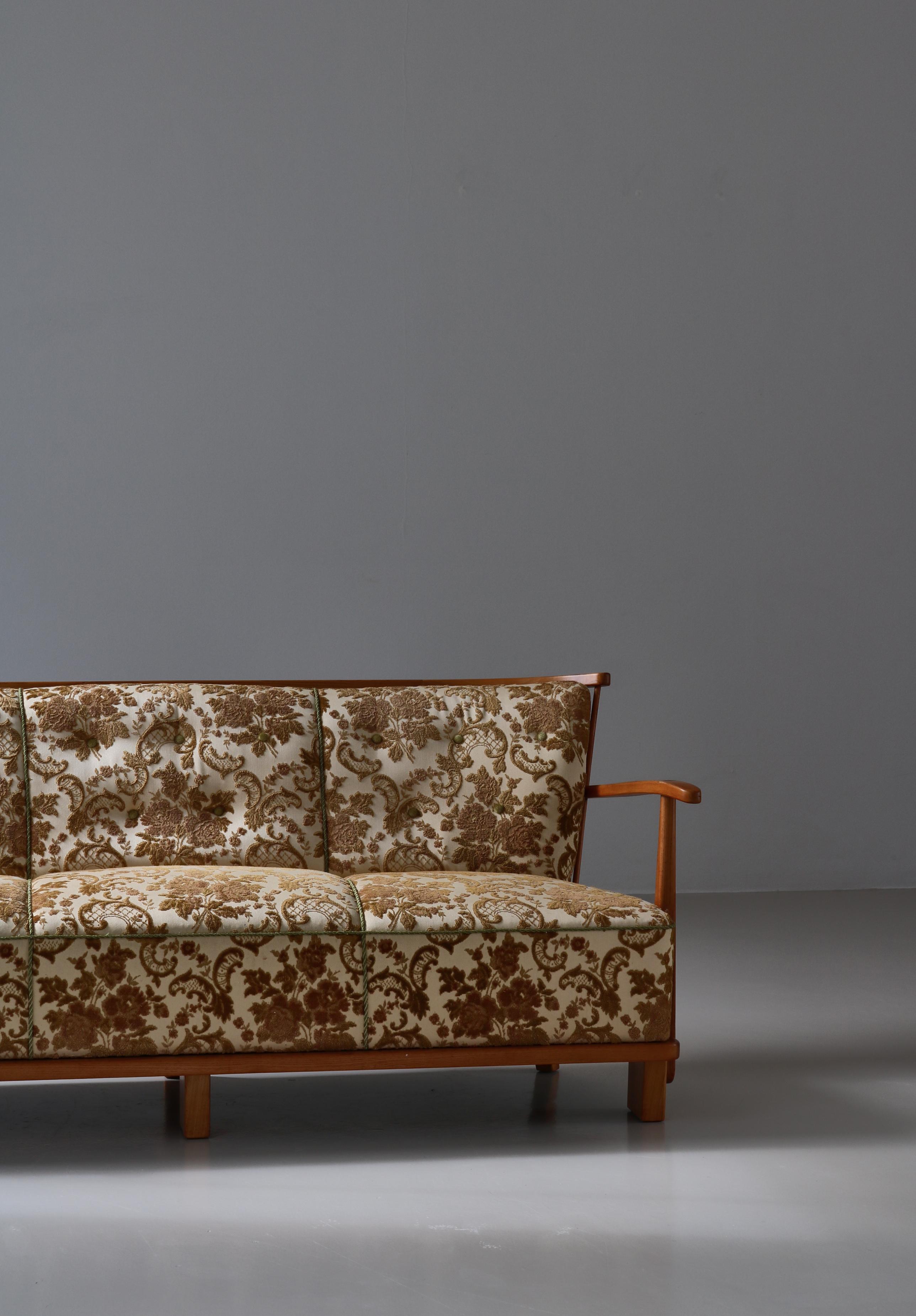 Scandinavian Modern Sofa Model 