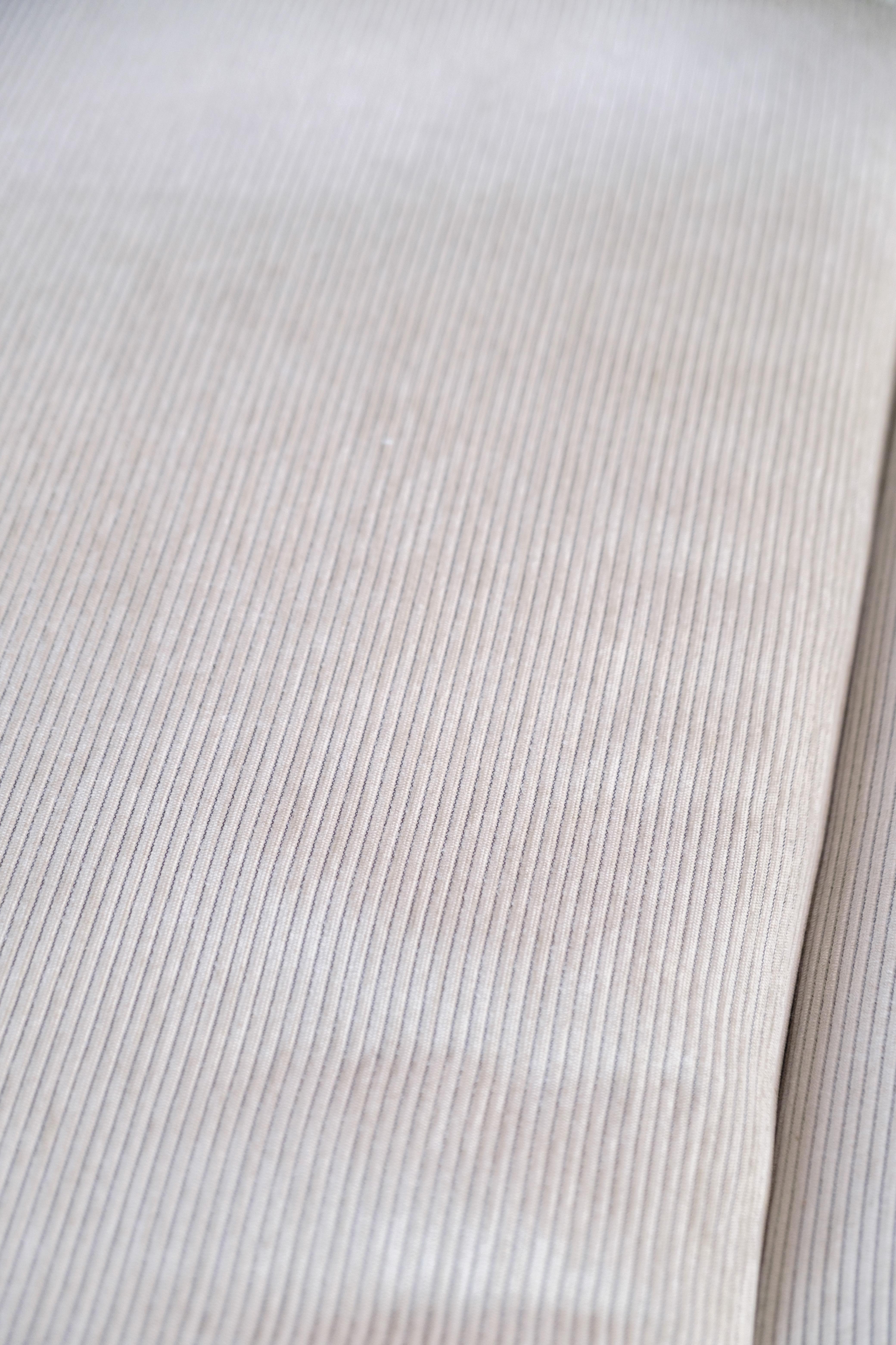 Canapé Baseline Chaiselong, conçu par Jens Juul Eilersen dans un coloris blanc crème. Baseline rayonne de qualité et de confort et le design simple signifie que le canapé est intemporel et s'adapte à tous les intérieurs. Le canapé apparaît avec le