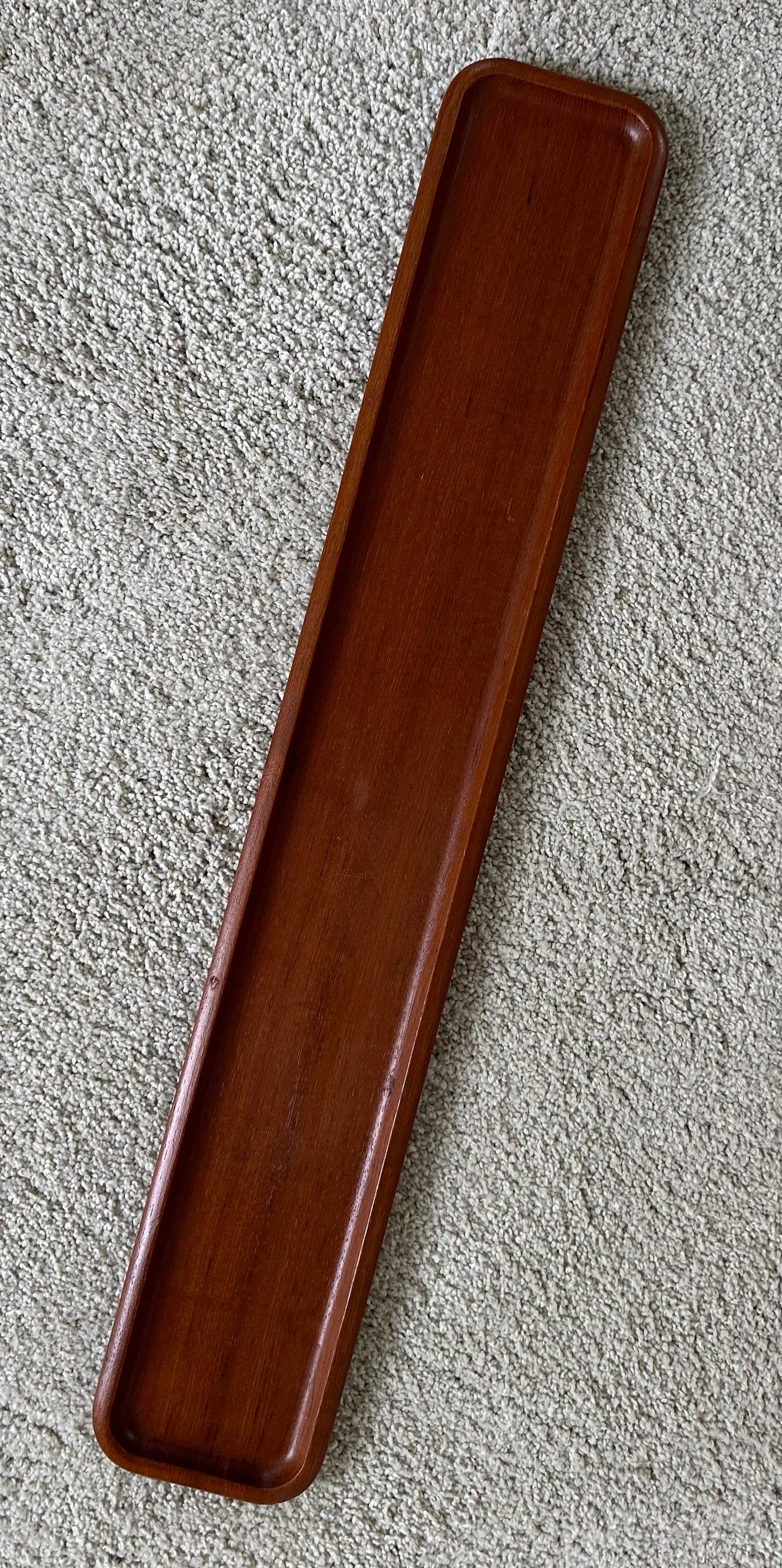 Una bandeja larga de teca maciza moderna escandinava, muy difícil de encontrar, de Karl Holmberg para Akta, hacia la década de 1950.  La bandeja está en magníficas condiciones vintage y mide unas elegantes 23,75