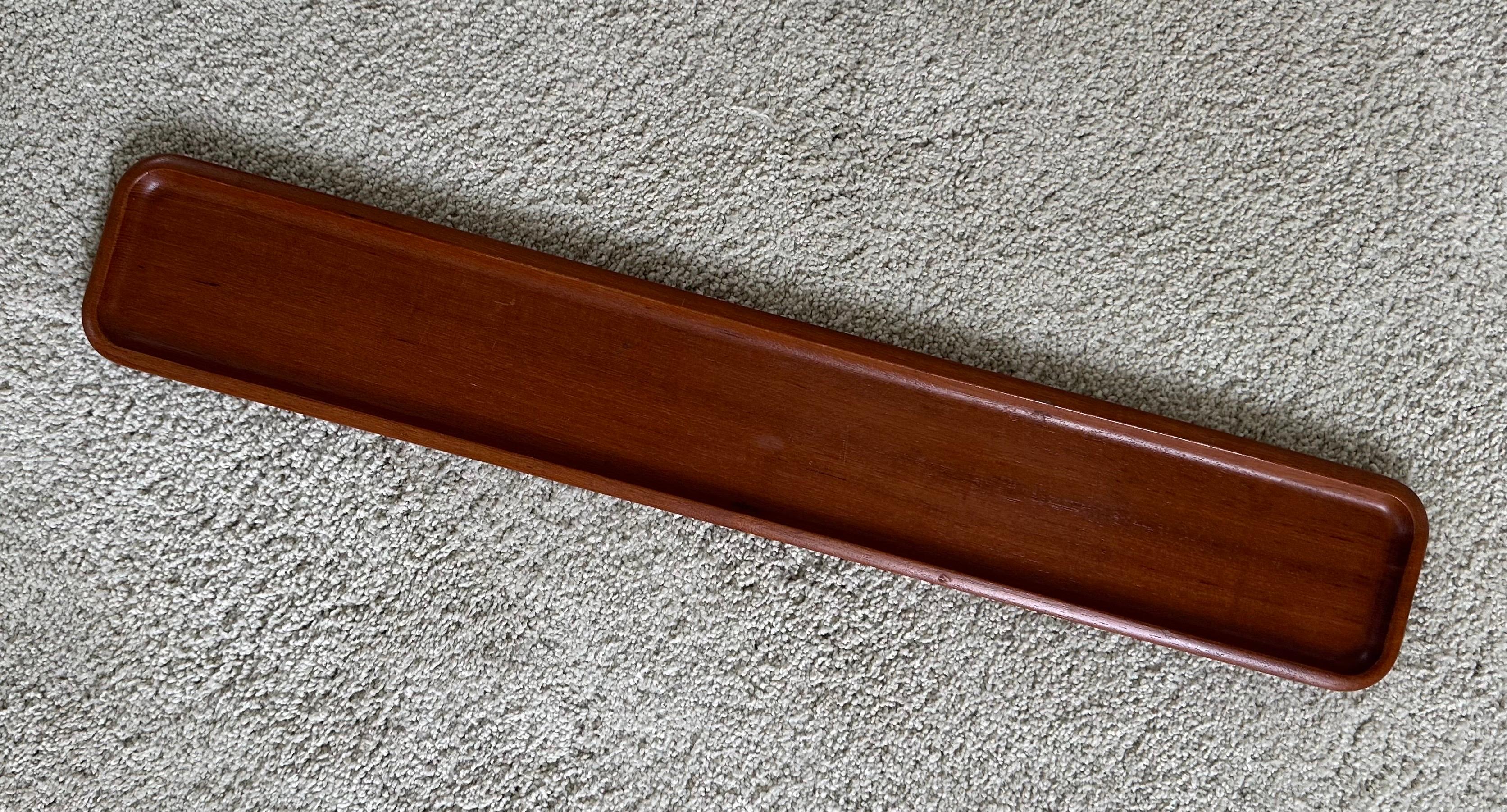 Bandeja larga de teca maciza moderna escandinava de Karl Holmberg para Akta Rara Escandinavo moderno en venta