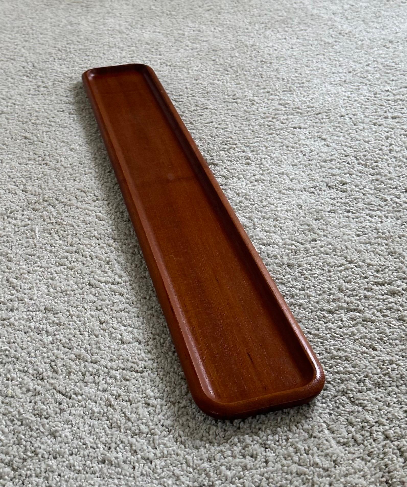 Bandeja larga de teca maciza moderna escandinava de Karl Holmberg para Akta Rara en Bueno estado para la venta en San Diego, CA