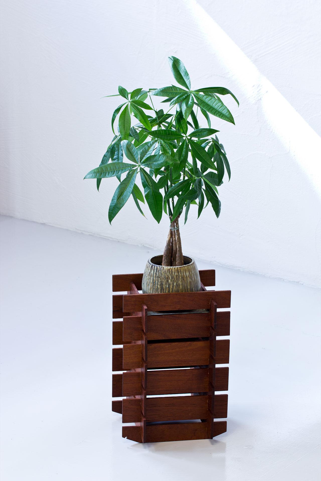 Swedish teak planter manufactured during the 1950s. Made from solid teak slats and metal tray. Tray with adjustable height. Good vintage condition.