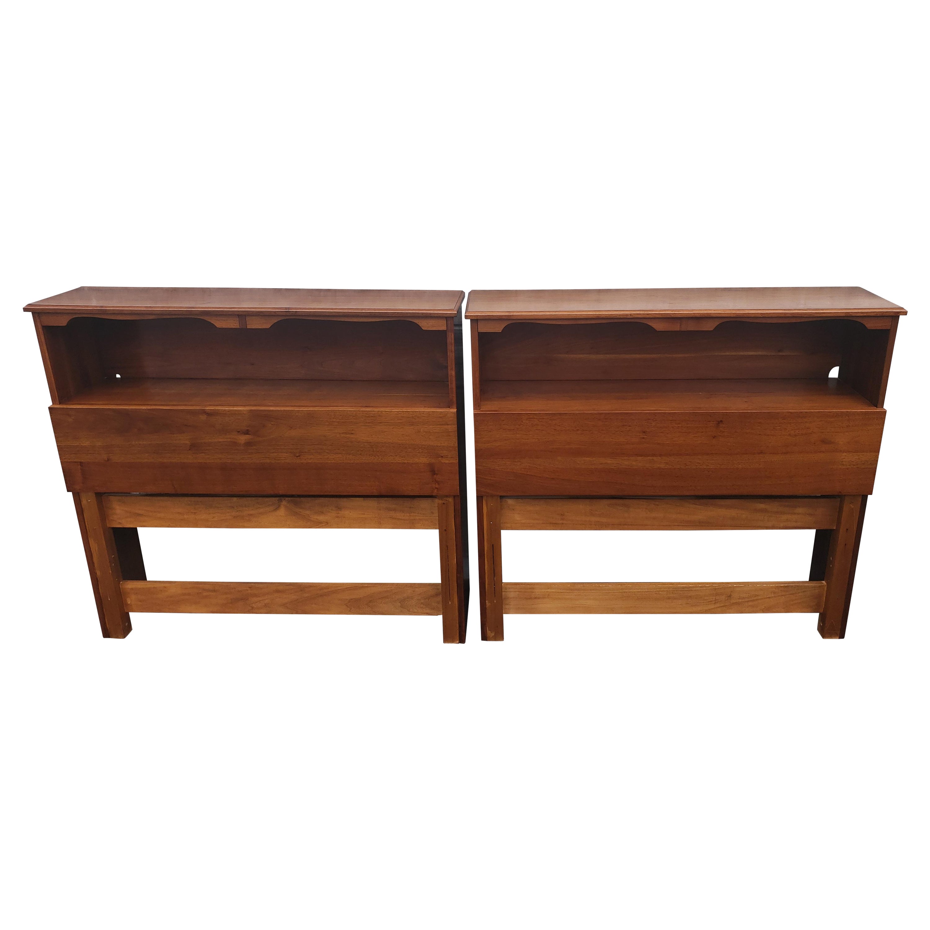 Paire de têtes de lit jumelles de rangement de bibliothèque modernes scandinaves en noyer massif en vente