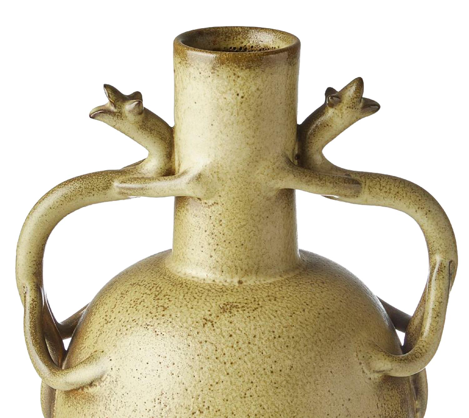 Vase moderne suédois moucheté de vert avec anses représentant des salamandres par Ewald Dahlskog, 1894-1950 pour Bo Fajans, 1874-1967. Faïence émaillée.
Signé sur la base G.k 17, (représente le nombre de glacier utilisé à l'article). Excellent