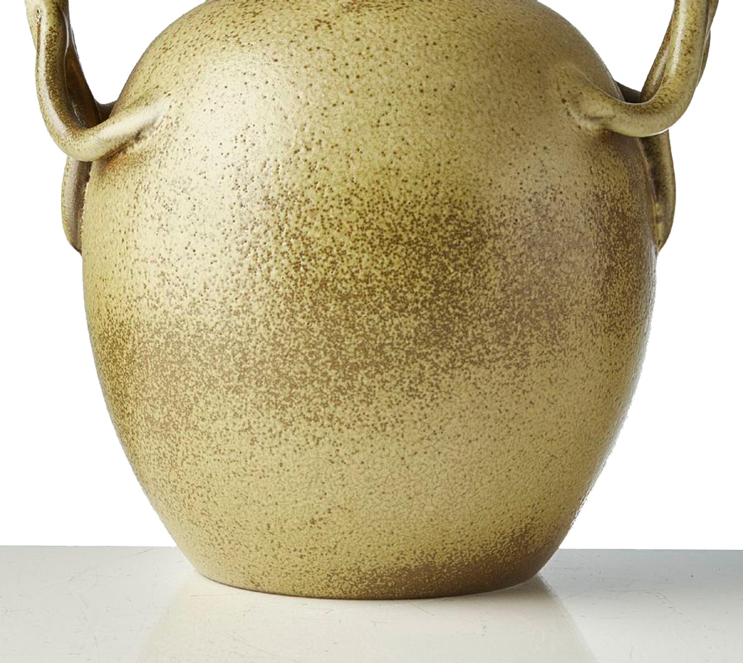 Suédois Vase à poignées mouchetées de style scandinave moderne, Ewald Dahlskog pour Bo Fajans en vente