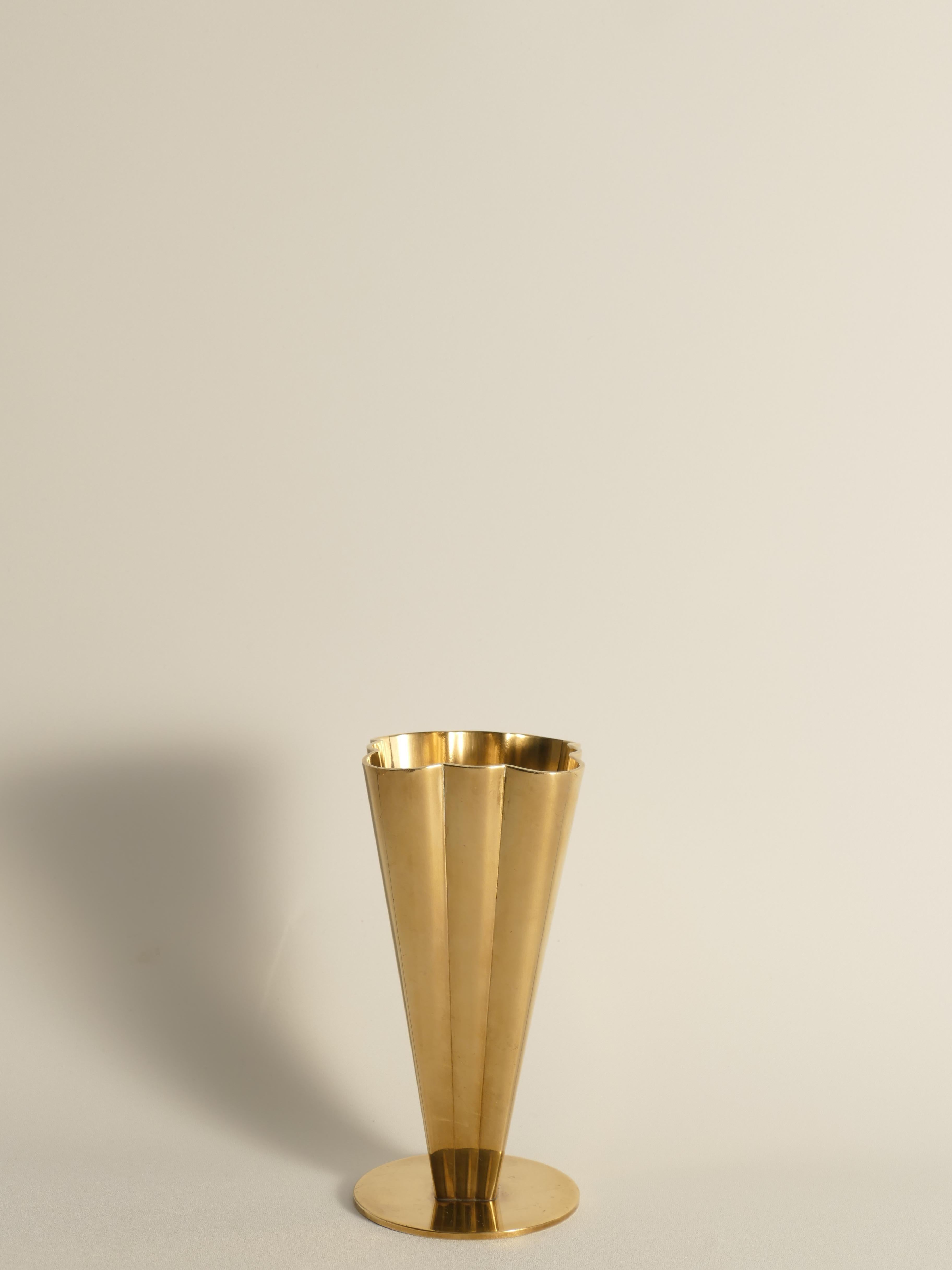 Vaso in ottone squadrato e scanalato The Modern Scandinavian di Gunnar Ander per Ystad-Metall in vendita 3