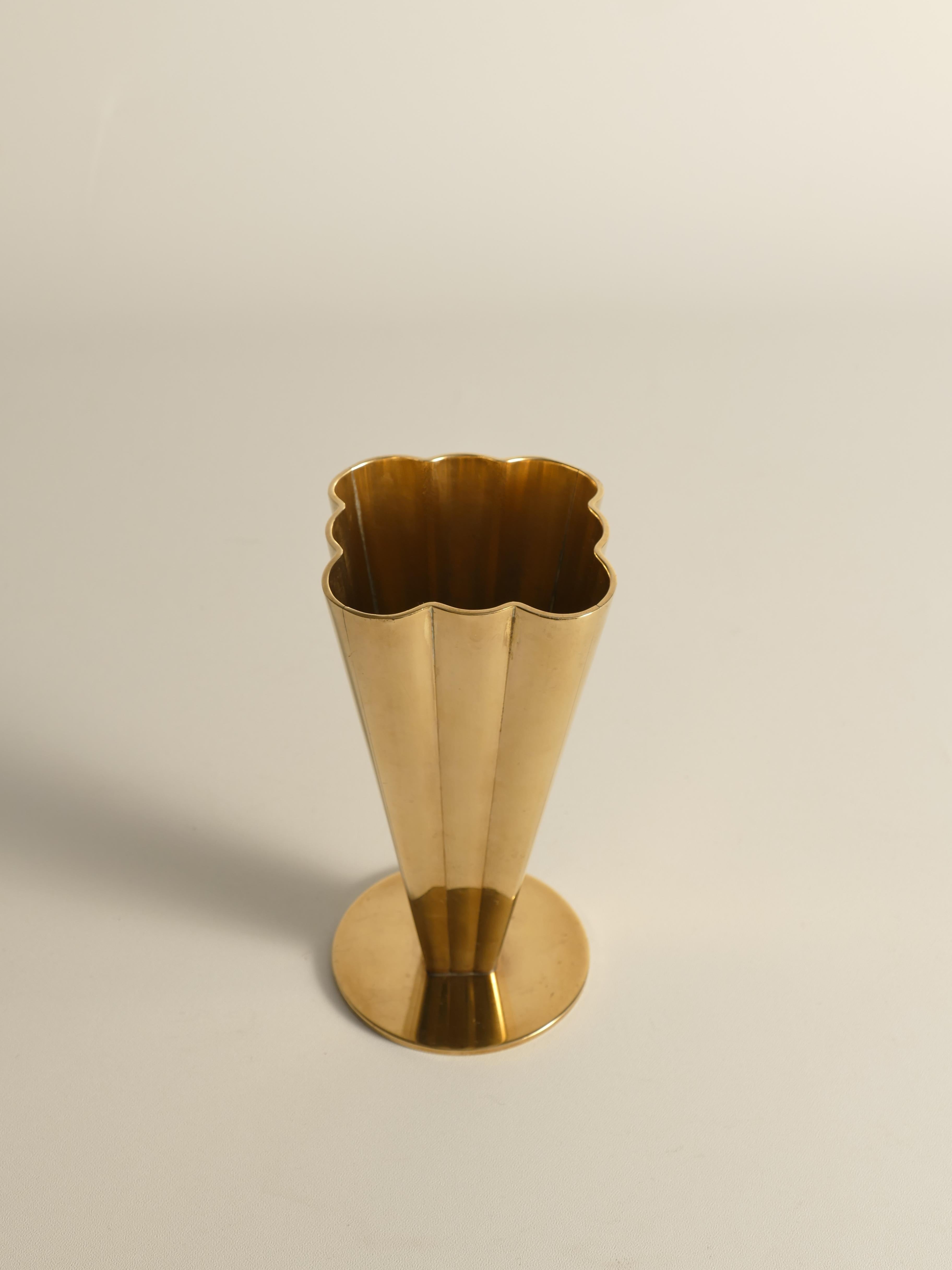 Vaso in ottone squadrato e scanalato The Modern Scandinavian di Gunnar Ander per Ystad-Metall in vendita 4