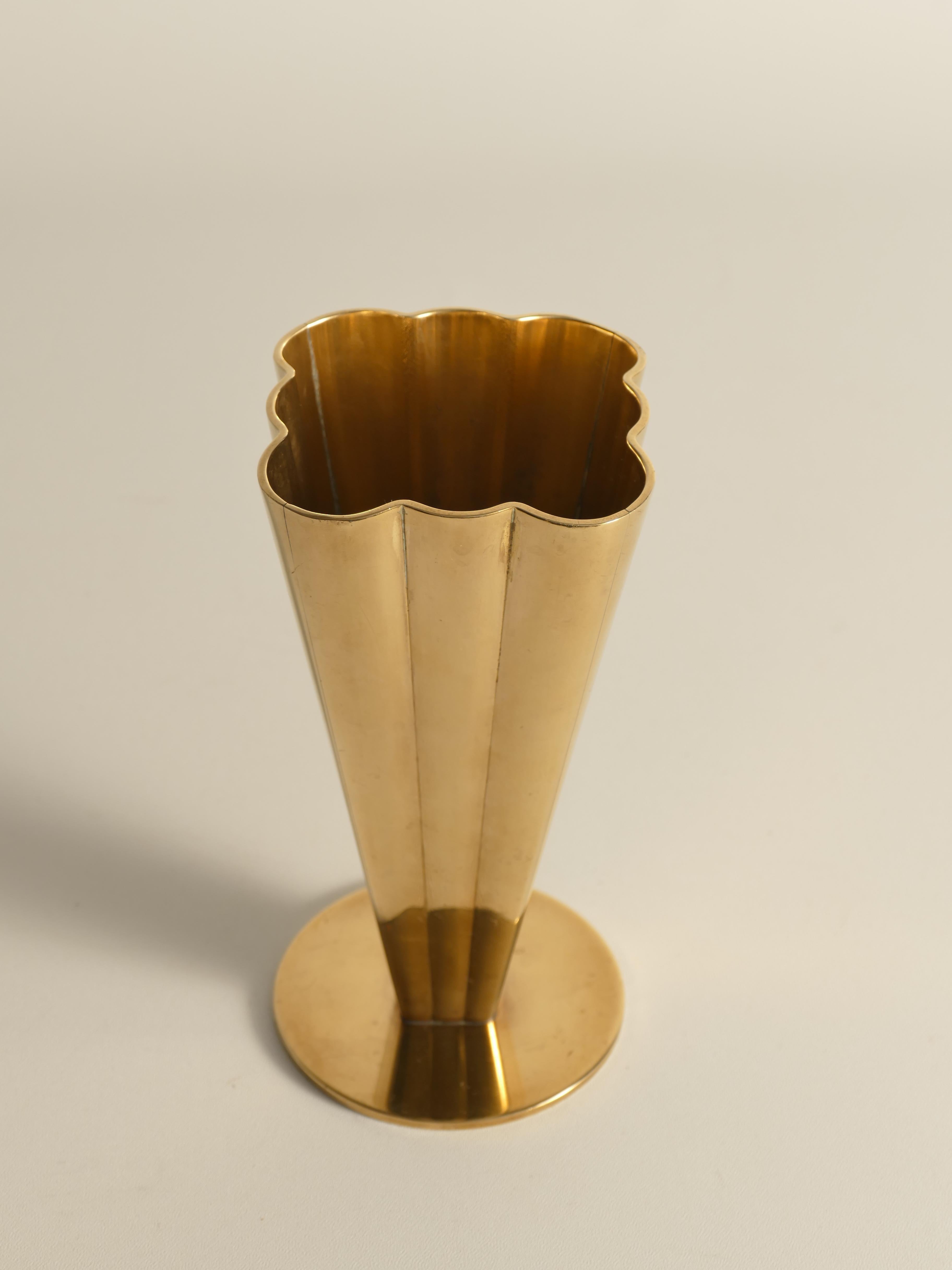 Vaso in ottone squadrato e scanalato The Modern Scandinavian di Gunnar Ander per Ystad-Metall in vendita 5