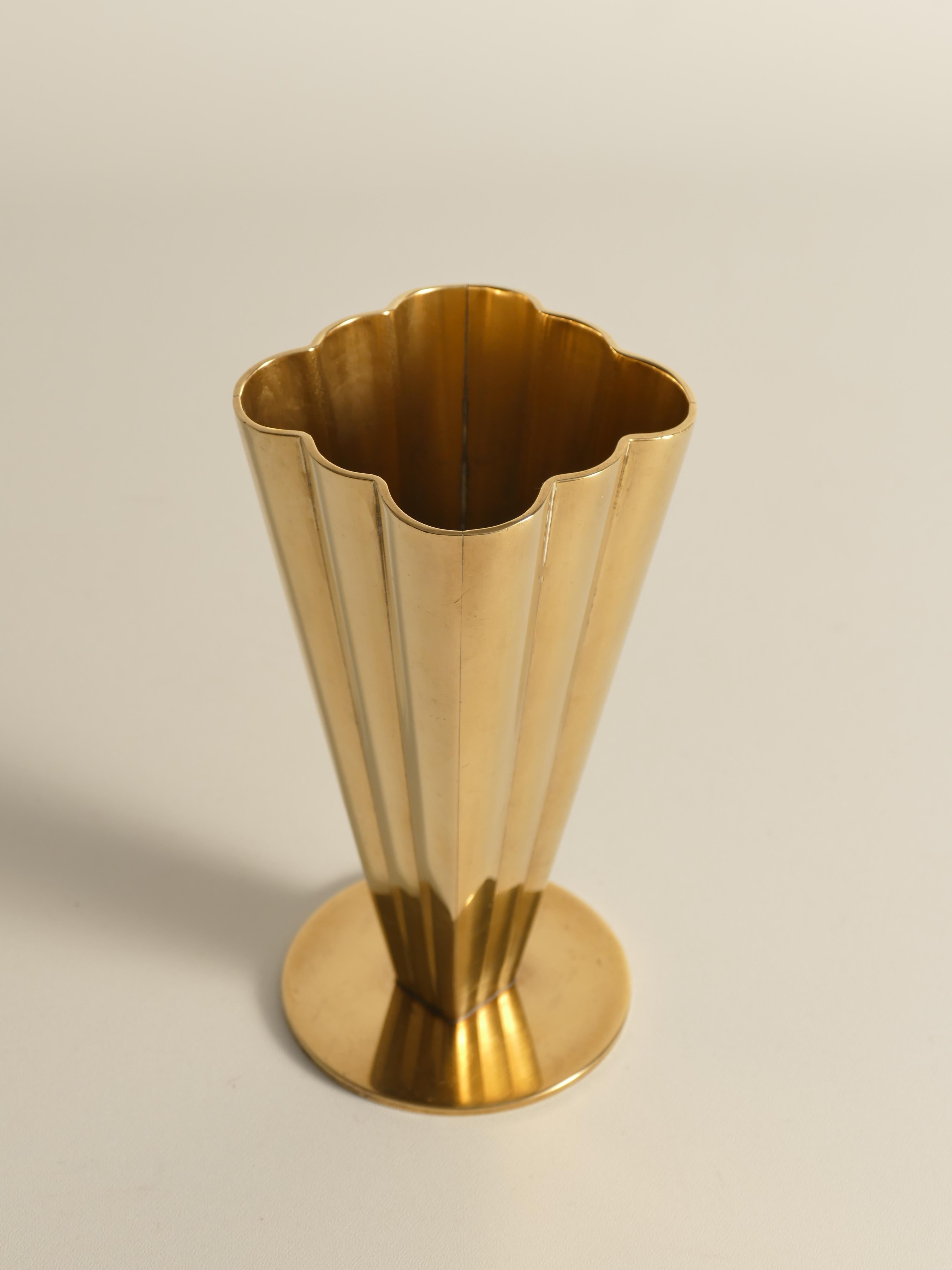 Vaso in ottone squadrato e scanalato The Modern Scandinavian di Gunnar Ander per Ystad-Metall in vendita 6