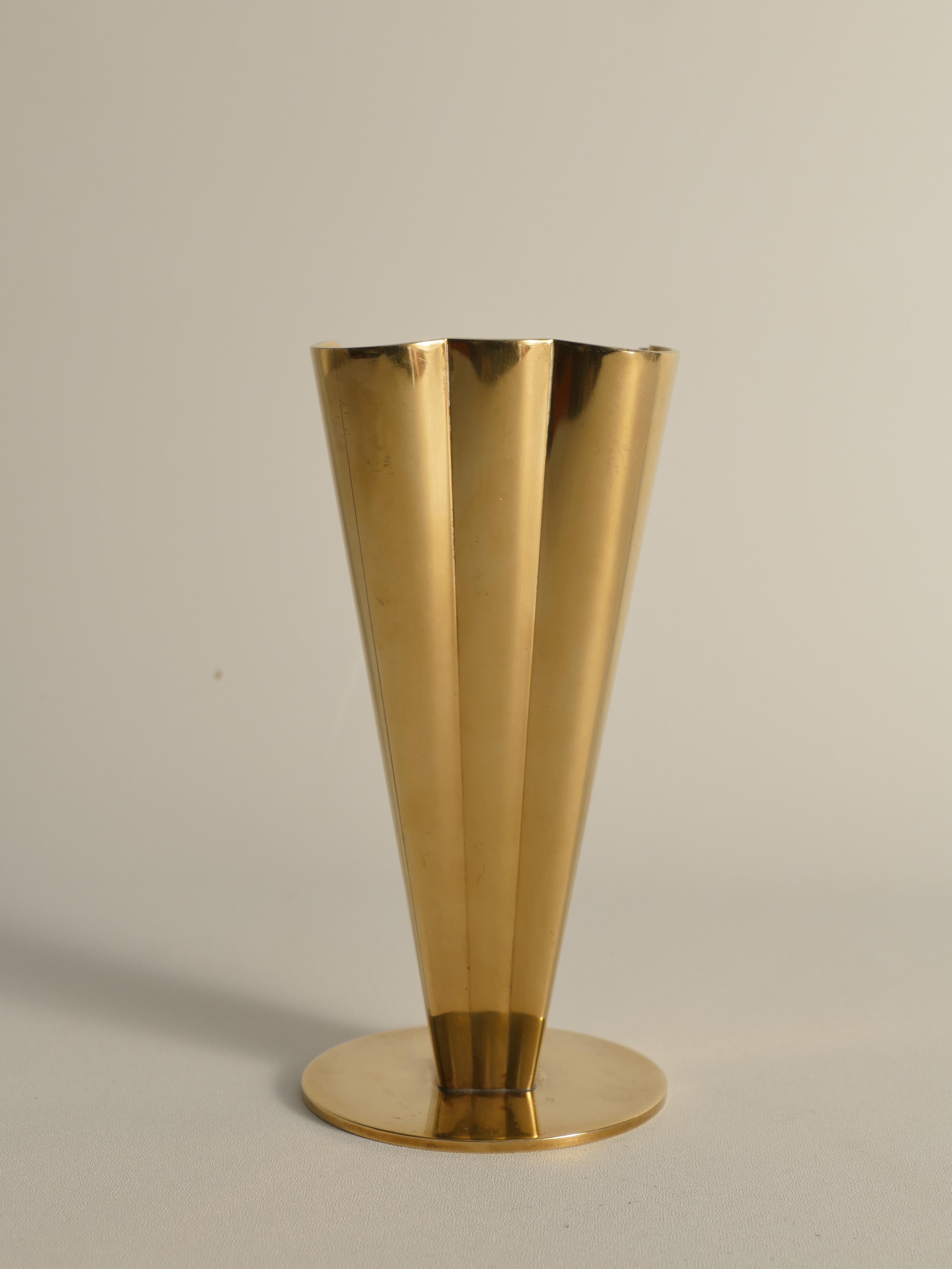 Questo vaso di metà secolo, disegnato da Gunnar Ander per Ystad-Metall, è un esempio del design The Modern Scandinavian degli anni '60. Realizzato in ottone, il vaso presenta una caratteristica forma squadrata e conica, appoggiata su una base