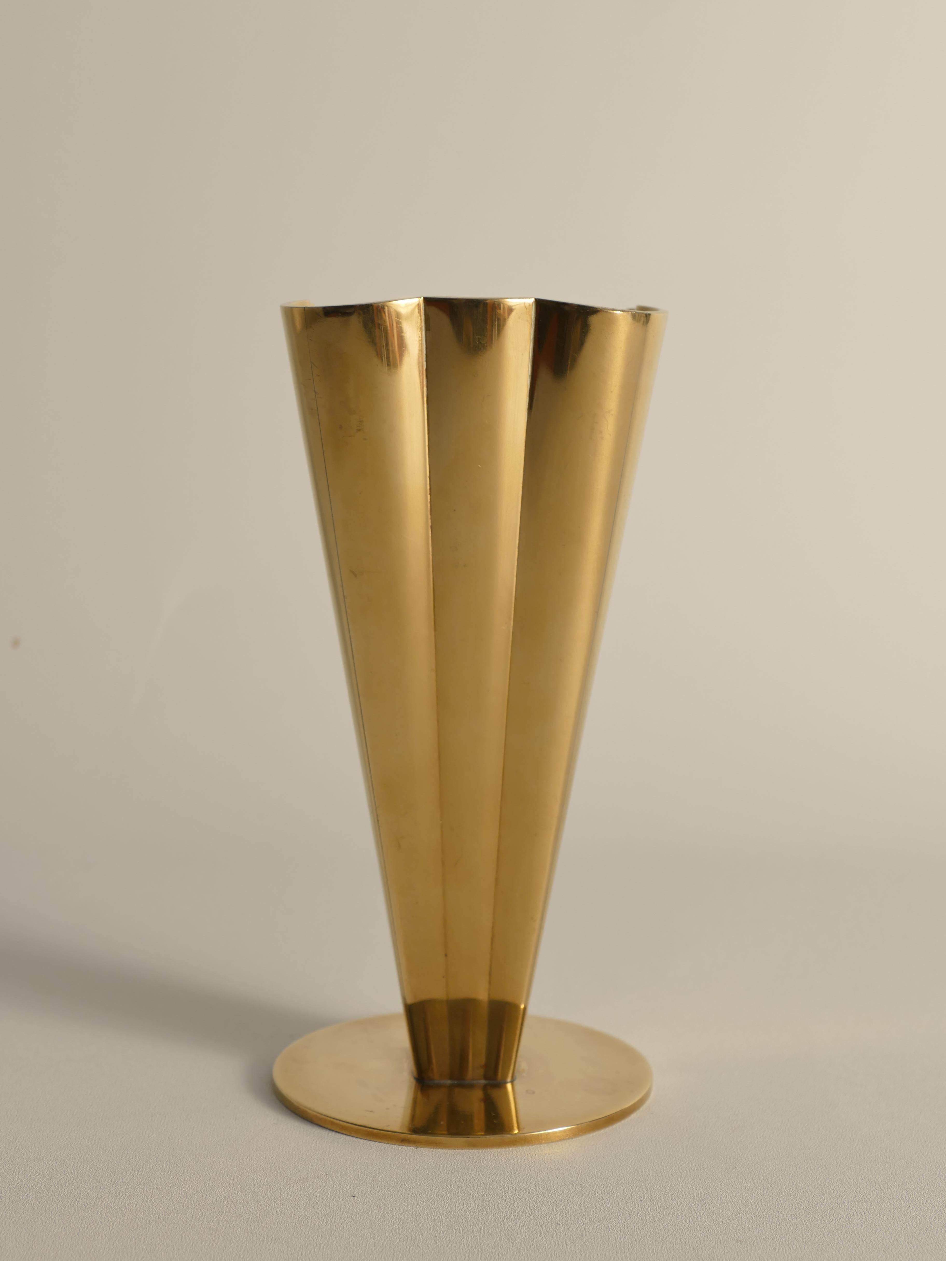 Scandinavo moderno Vaso in ottone squadrato e scanalato The Modern Scandinavian di Gunnar Ander per Ystad-Metall in vendita