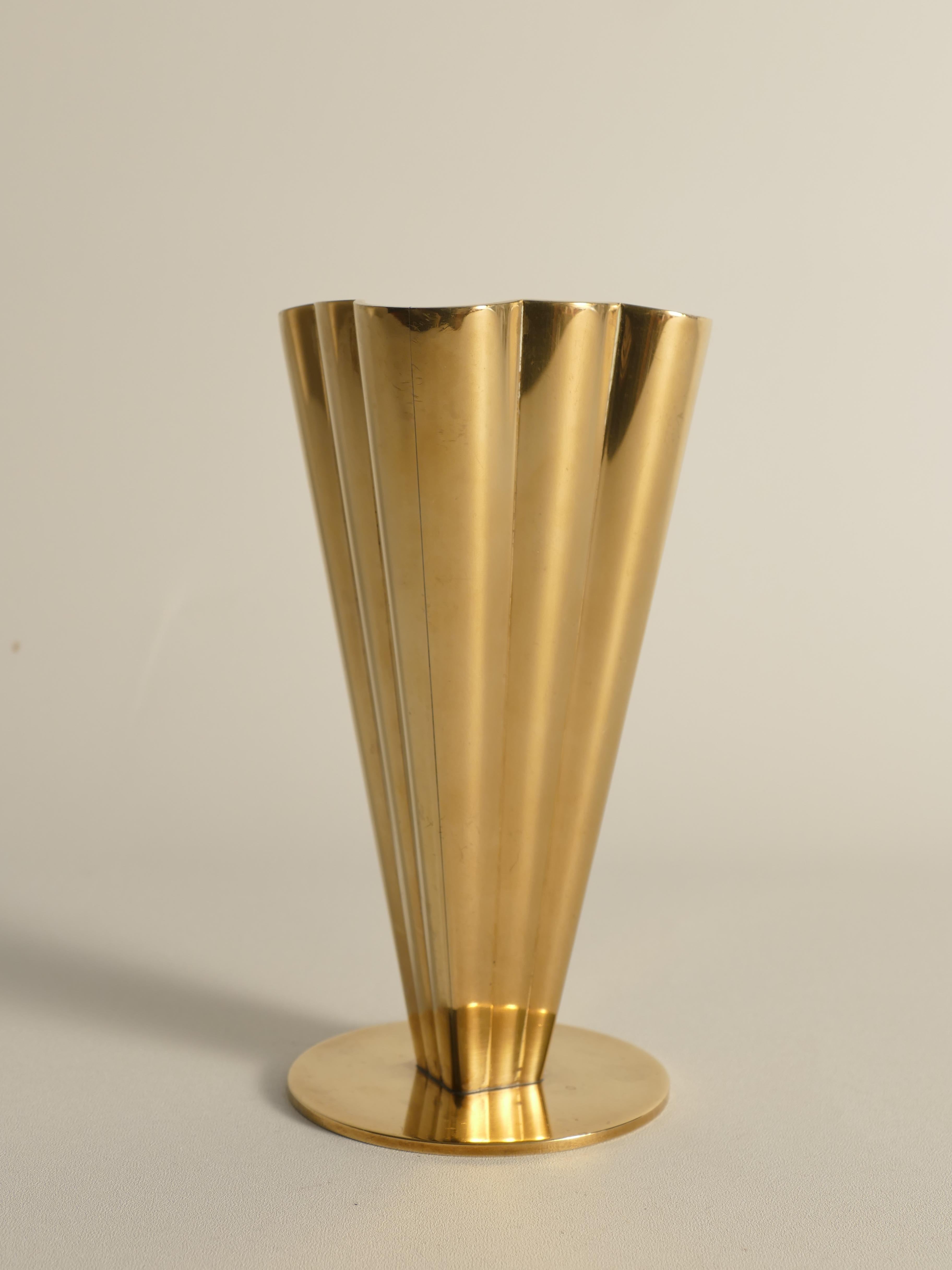 Svedese Vaso in ottone squadrato e scanalato The Modern Scandinavian di Gunnar Ander per Ystad-Metall in vendita