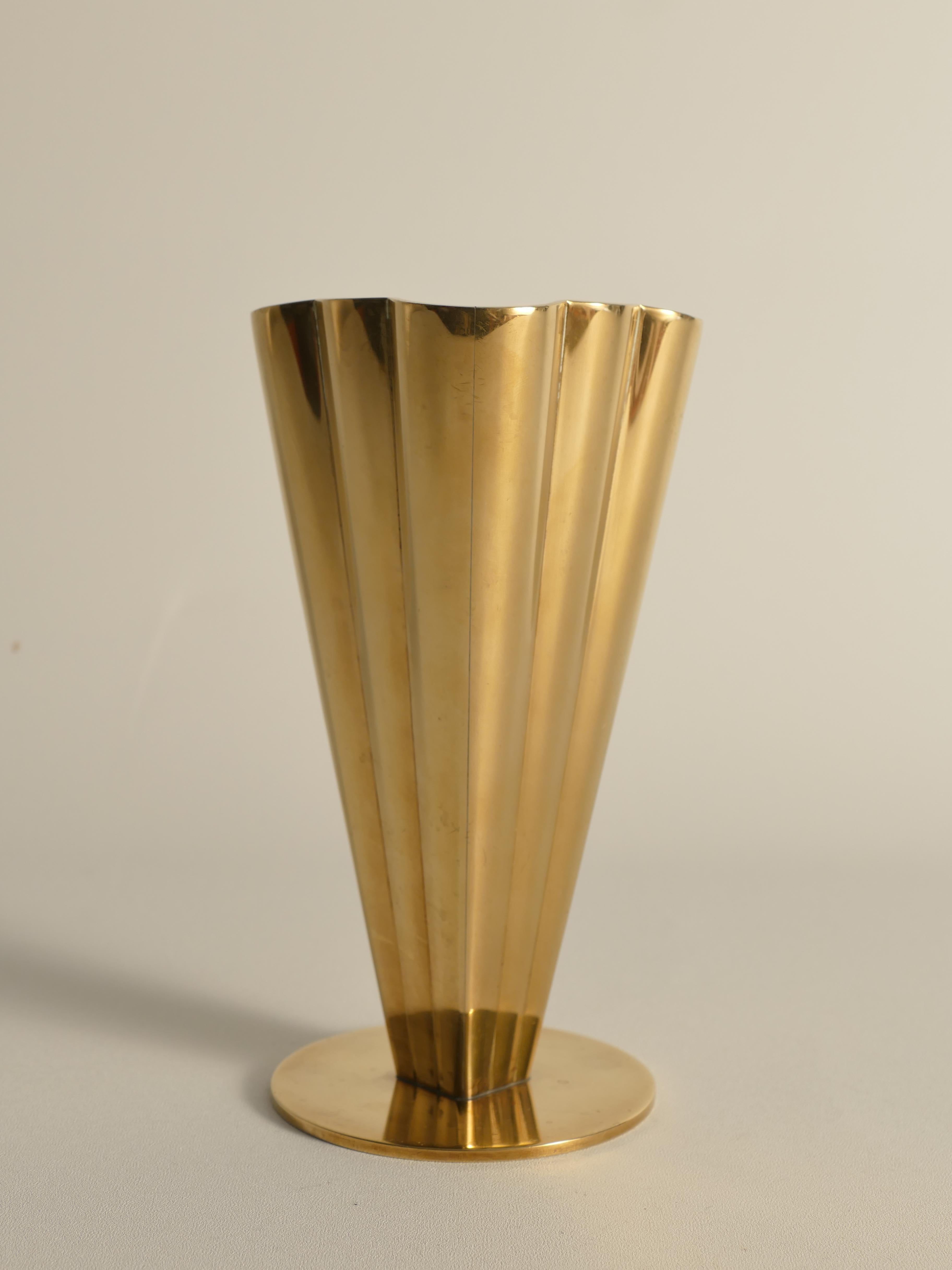Fatto a mano Vaso in ottone squadrato e scanalato The Modern Scandinavian di Gunnar Ander per Ystad-Metall in vendita