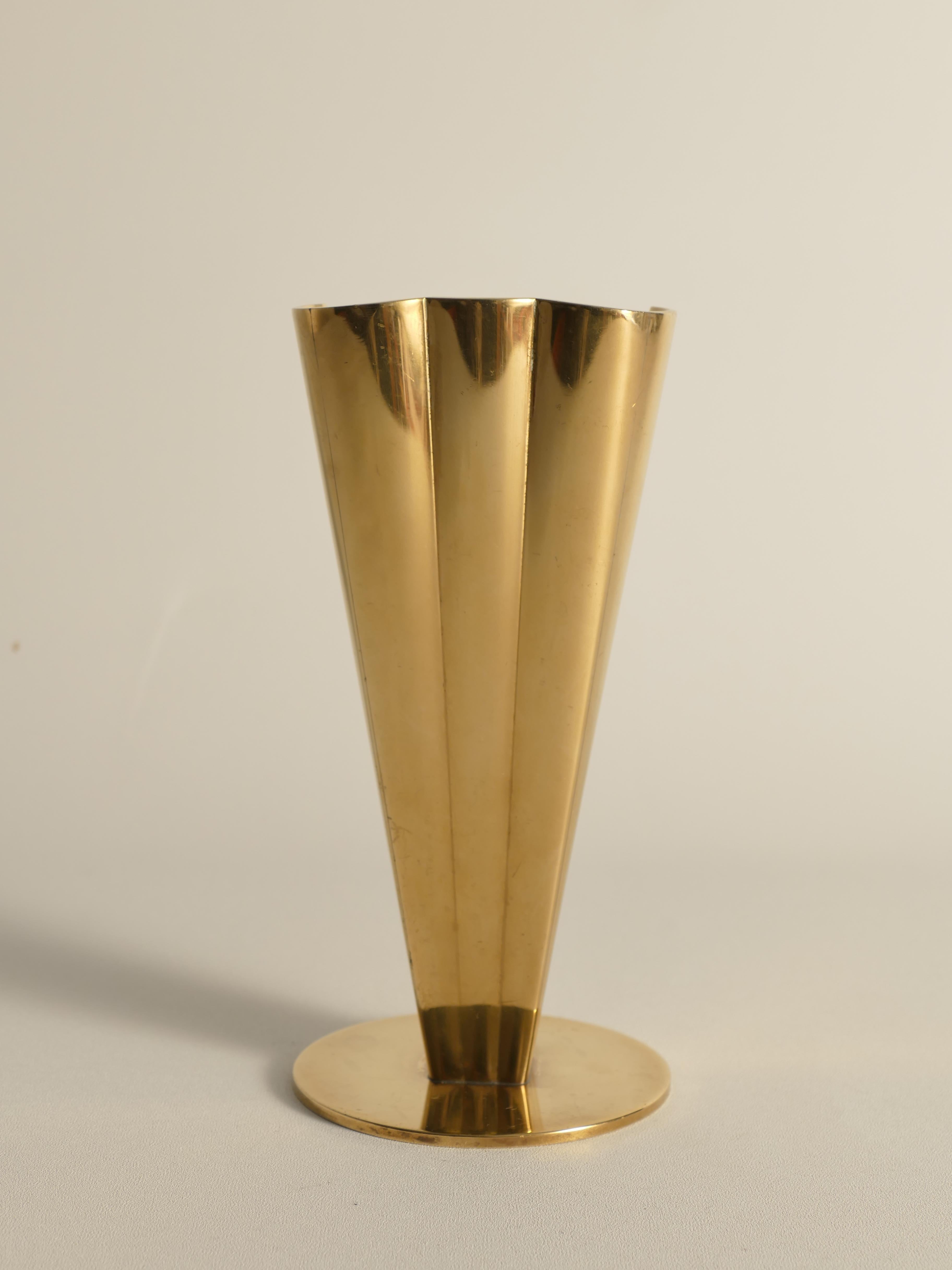 Vaso in ottone squadrato e scanalato The Modern Scandinavian di Gunnar Ander per Ystad-Metall In condizioni buone in vendita a Grythyttan, SE