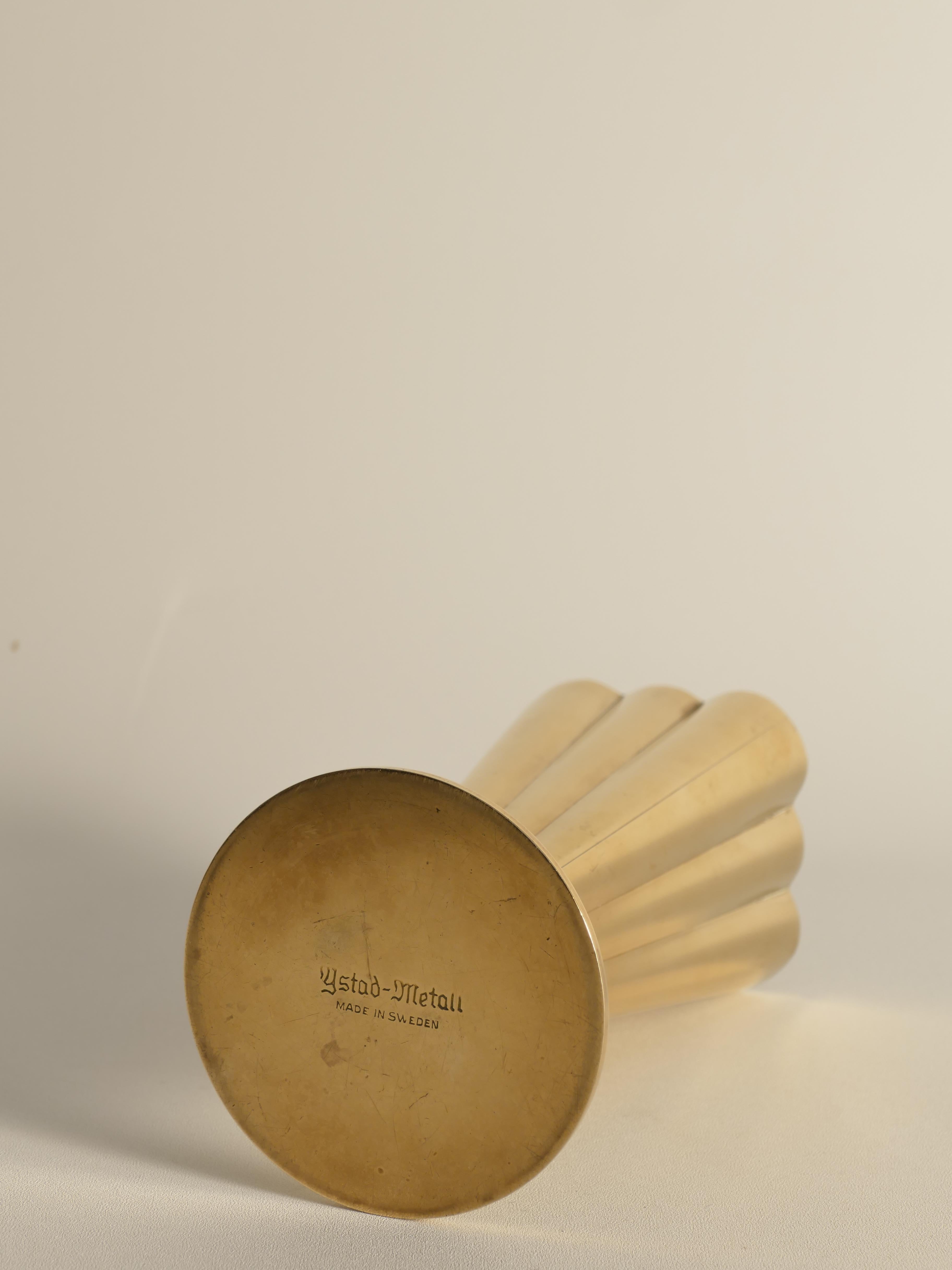 Metà XX secolo Vaso in ottone squadrato e scanalato The Modern Scandinavian di Gunnar Ander per Ystad-Metall in vendita