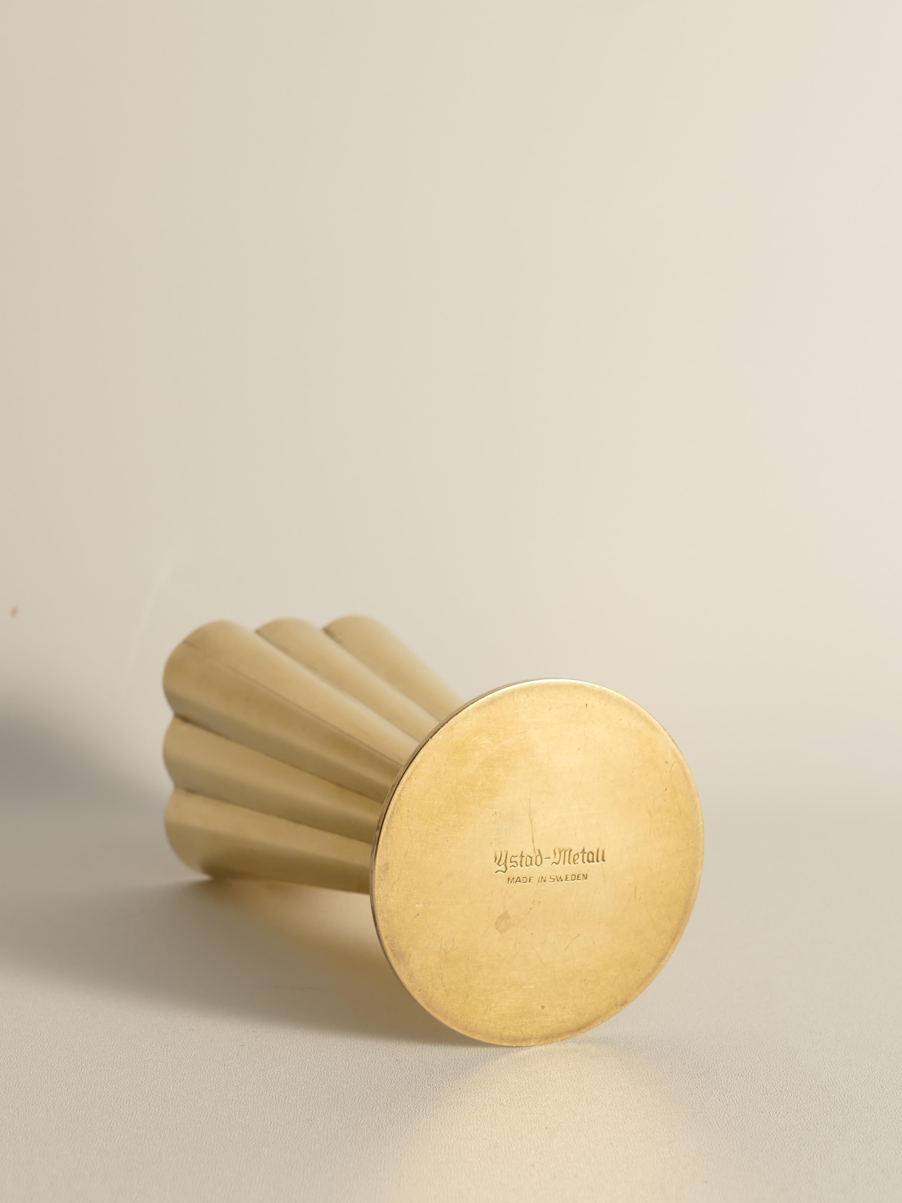 Vaso in ottone squadrato e scanalato The Modern Scandinavian di Gunnar Ander per Ystad-Metall in vendita 1
