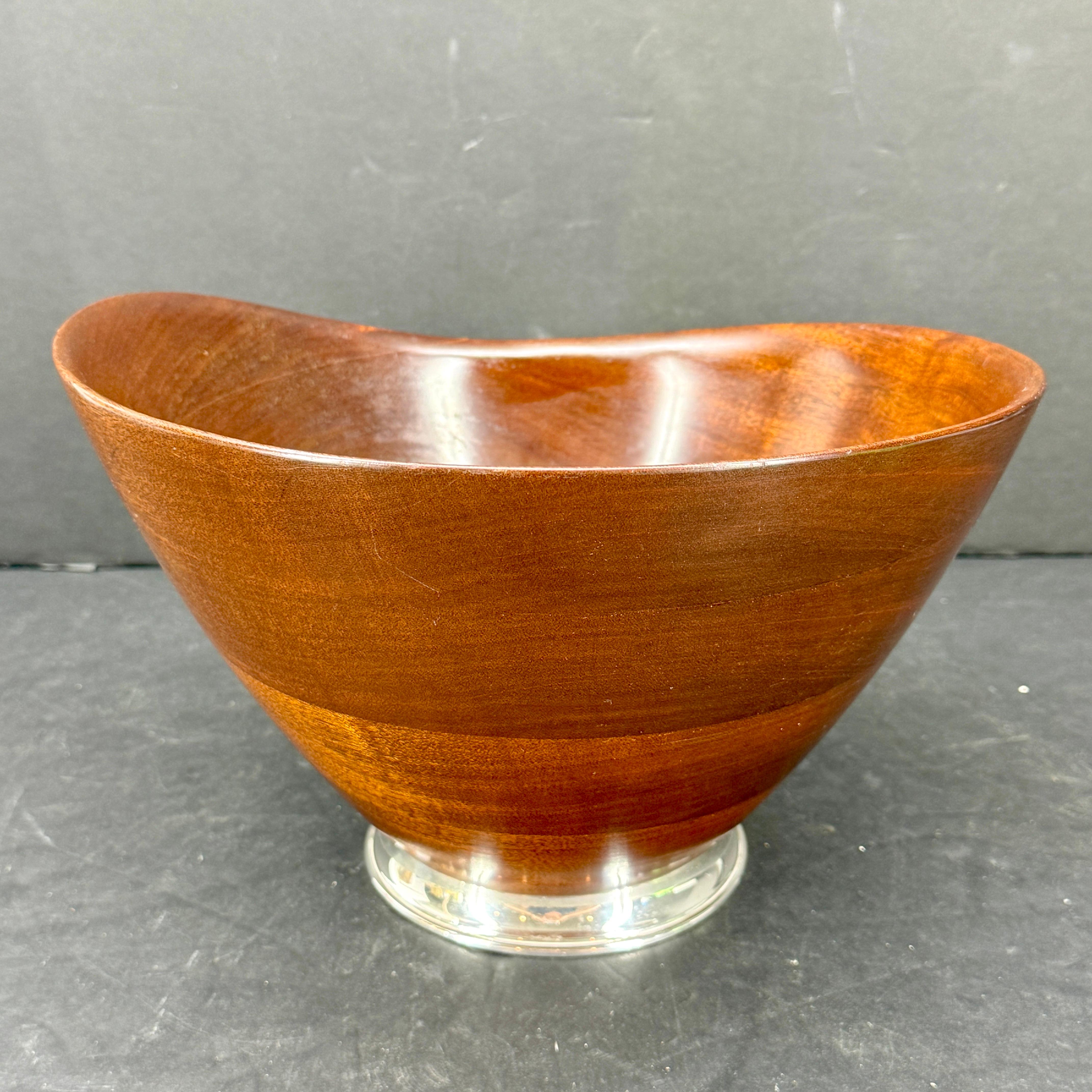 Un fabuleux bol asymétrique The Modern Scandinavian fait d'acajou avec une base en argent sterling. Cette merveille a une forme moderne qui s'affiche magnifiquement sur une table basse ou une table d'appoint, seule ou remplie de fruits en marbre,
