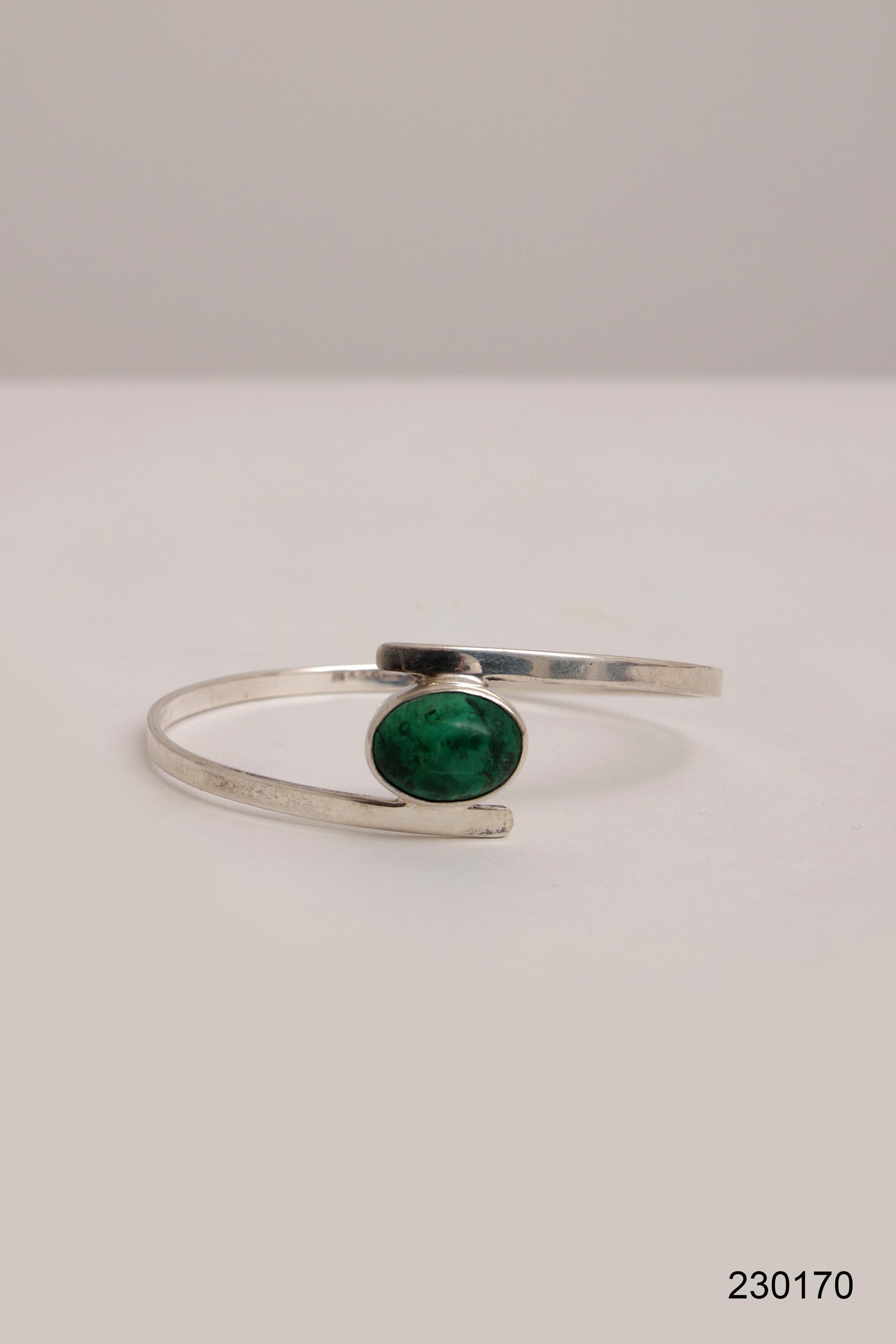 Scandinavian Modern Sterling Silver bracelet by Isaac Cohen with green stone. For Sale 5