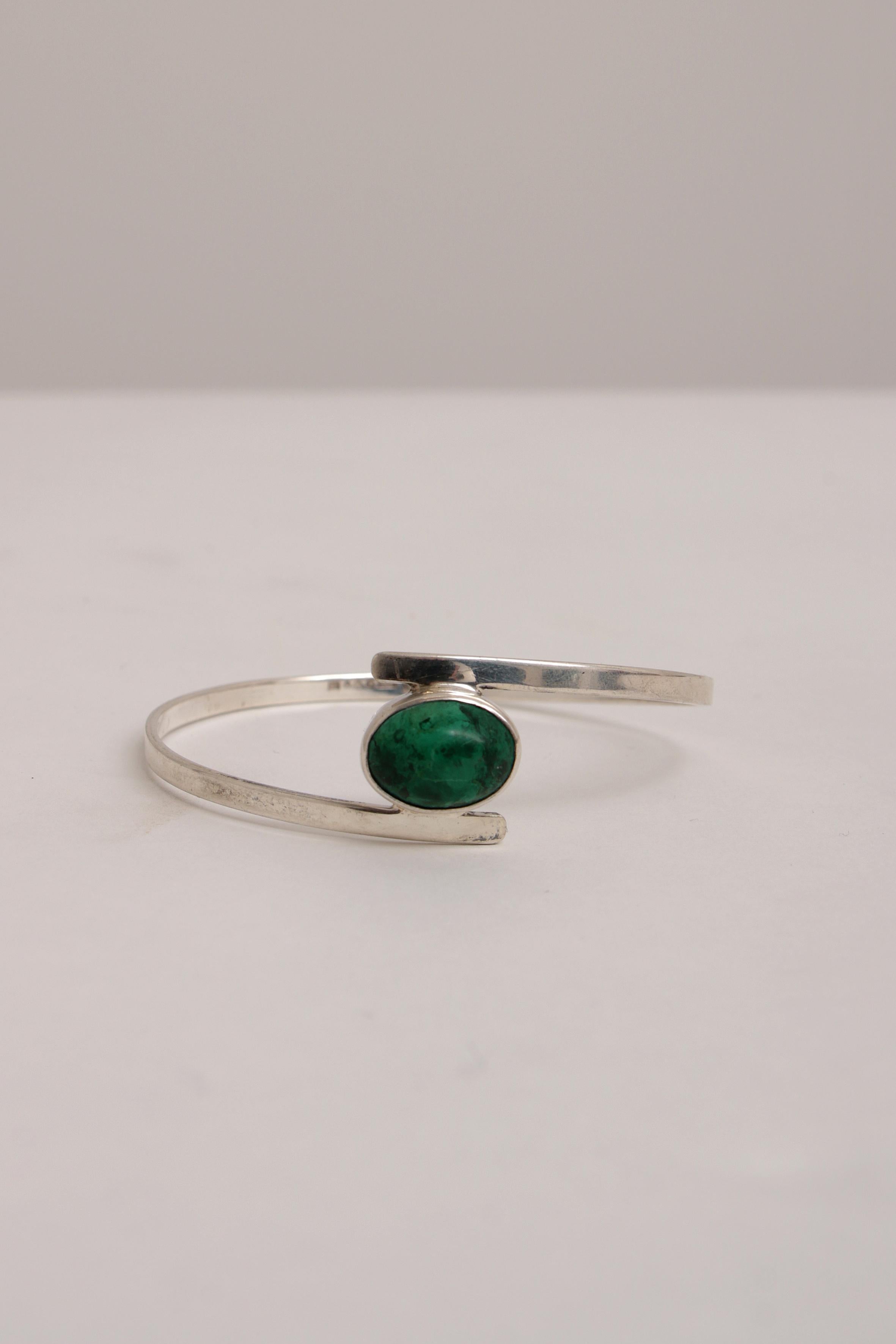 Scandinavian Modern Sterling Silver bracelet by Isaac Cohen with green stone.

Beautiful slim bracelet with beautiful green stone.

The bracelet is also signed, see the photo.

Isaac Cohen lives in Sweden, Stockholm, this bracelet has a year letter