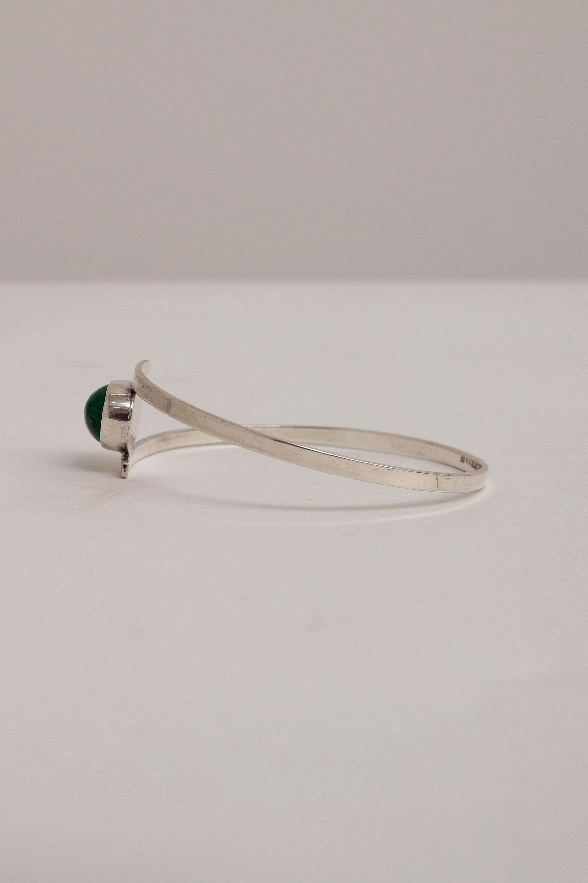 Moderne Bracelet scandinave moderne en argent sterling d'Isaac Cohen avec pierre verte. en vente